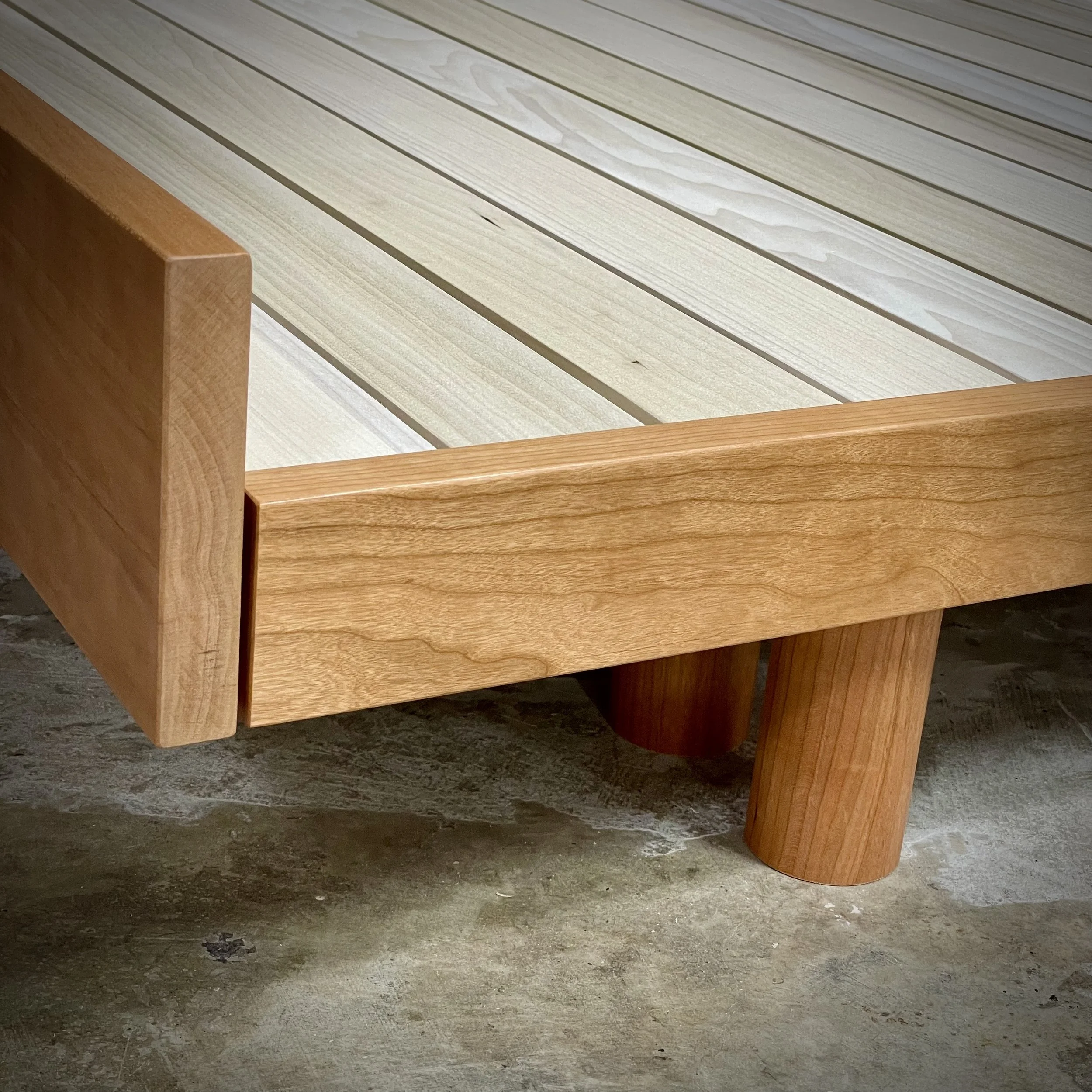 Hanna daybed in cherry with poplar slats