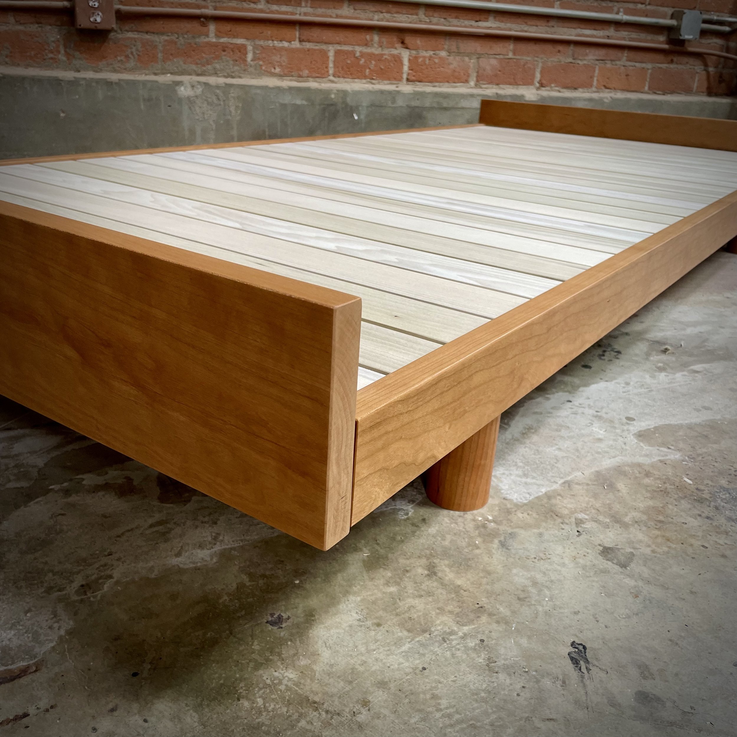 Hanna daybed in cherry with poplar slats