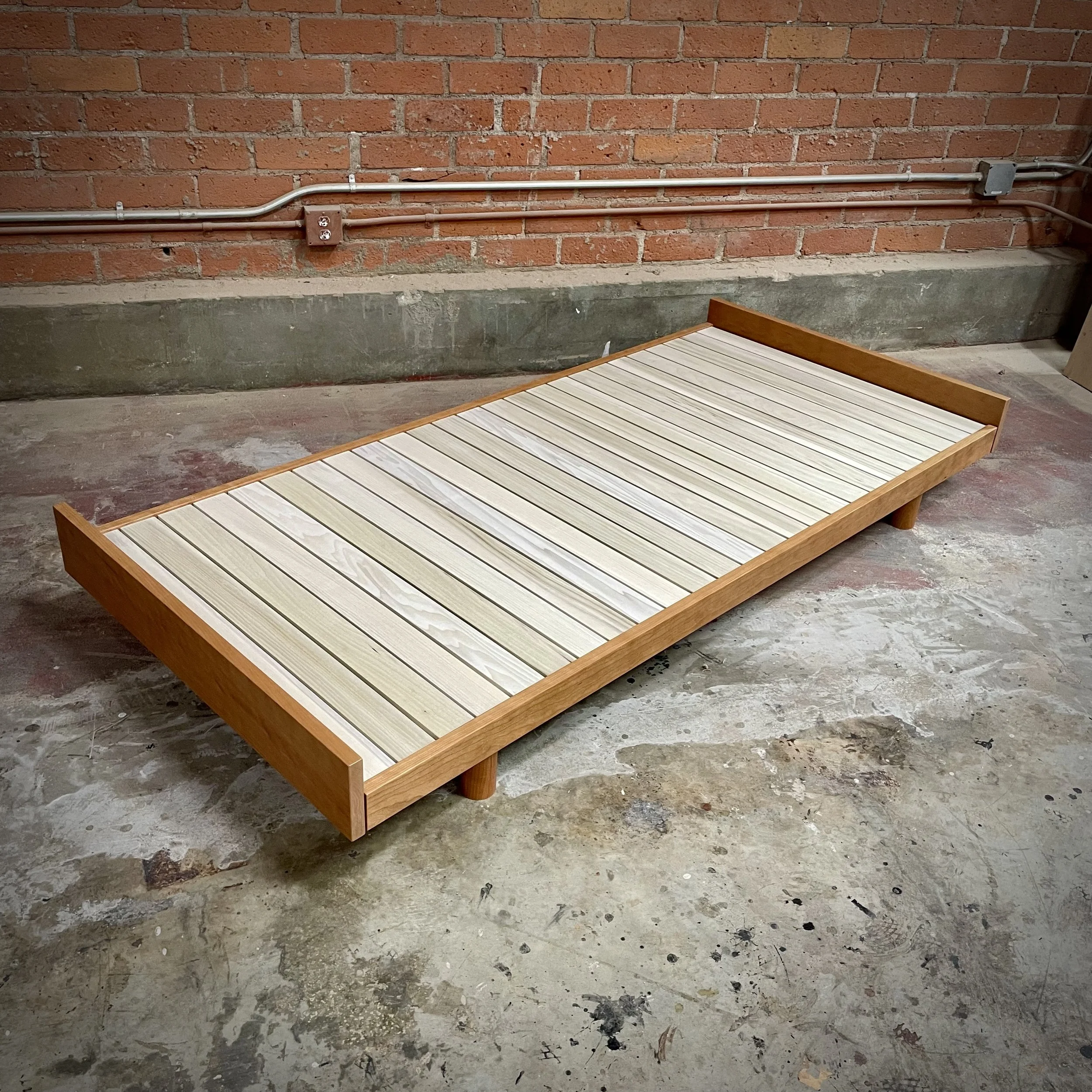 Hanna daybed in cherry with poplar slats