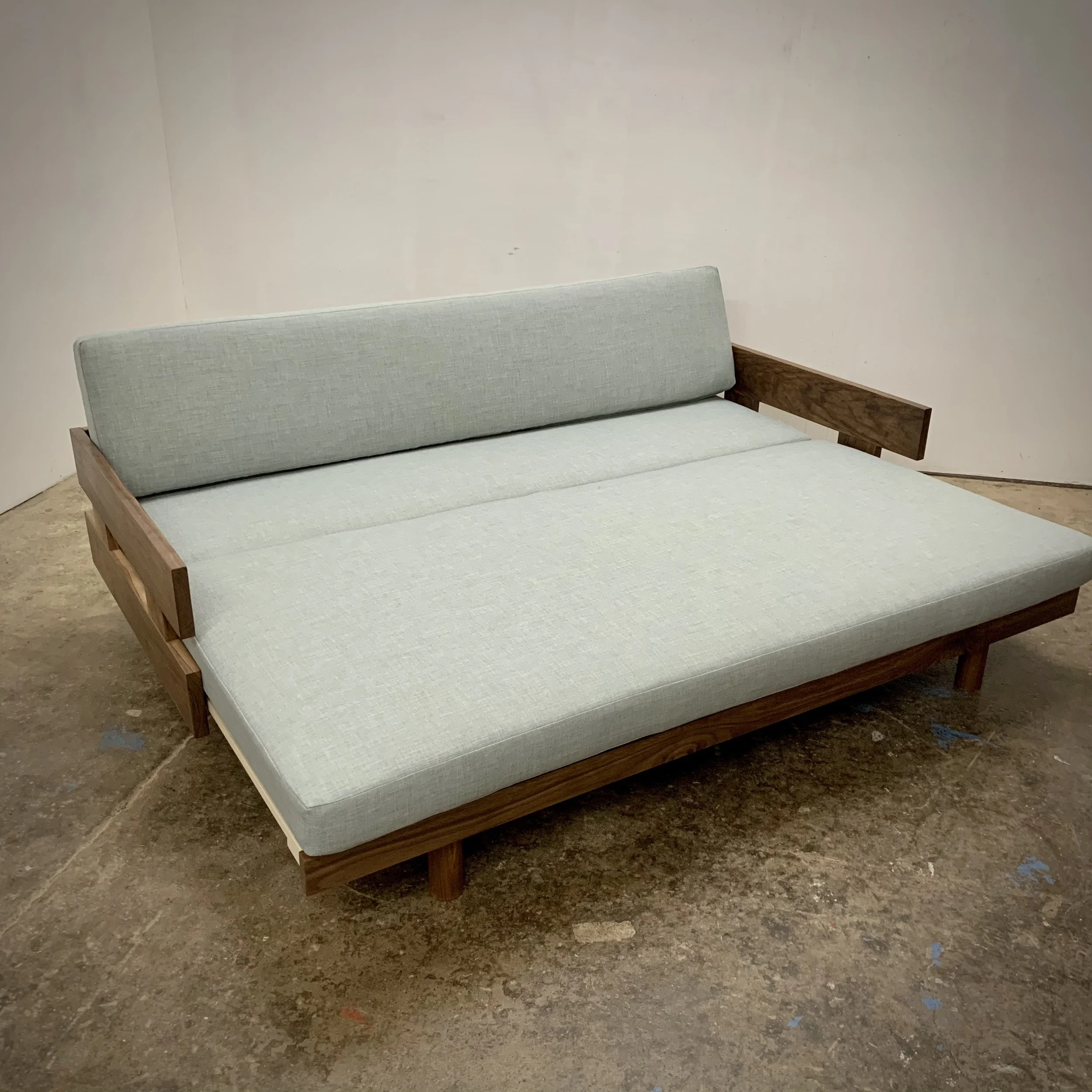 Hanna II in walnut with poplar slats - cushions