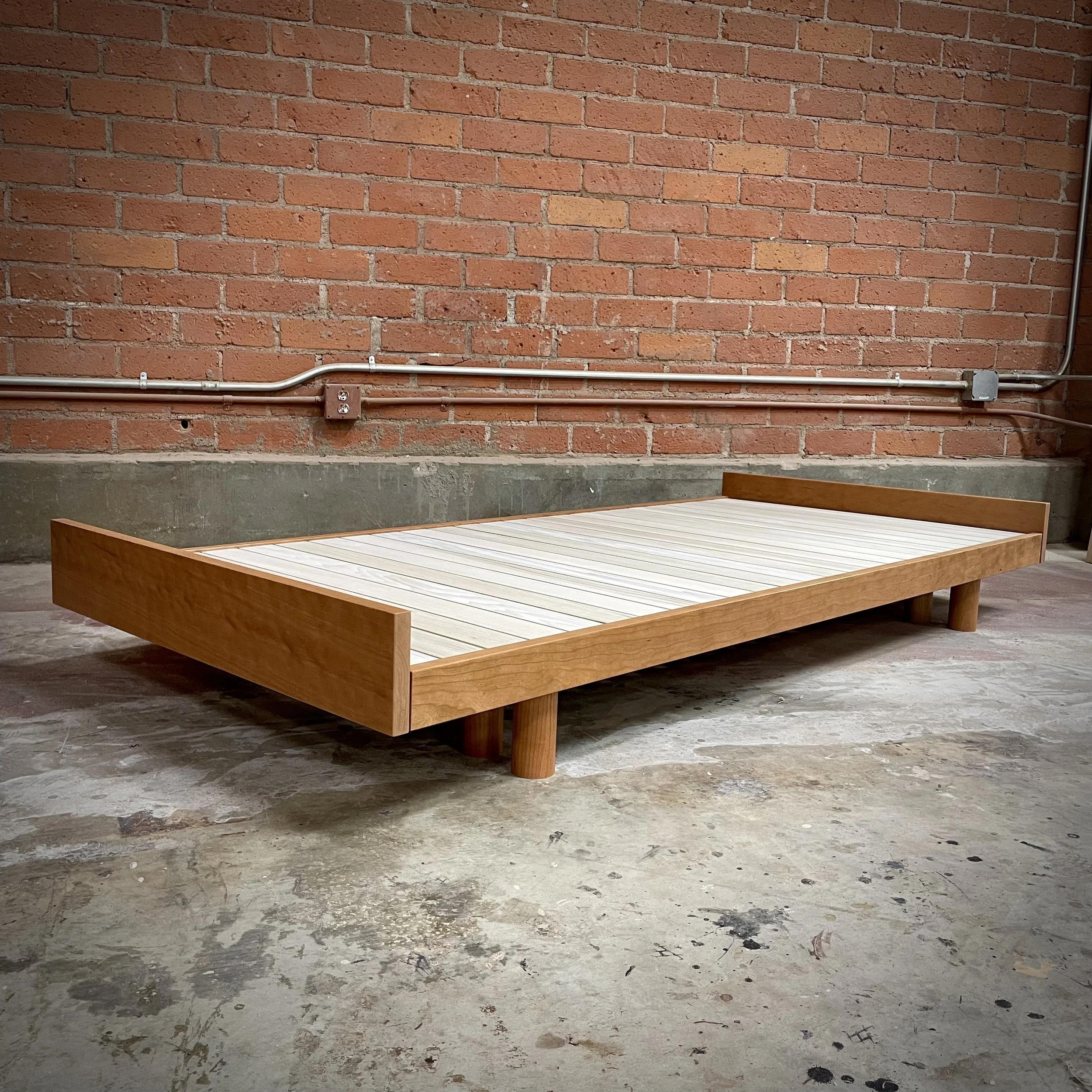 Hanna daybed in cherry with poplar slats