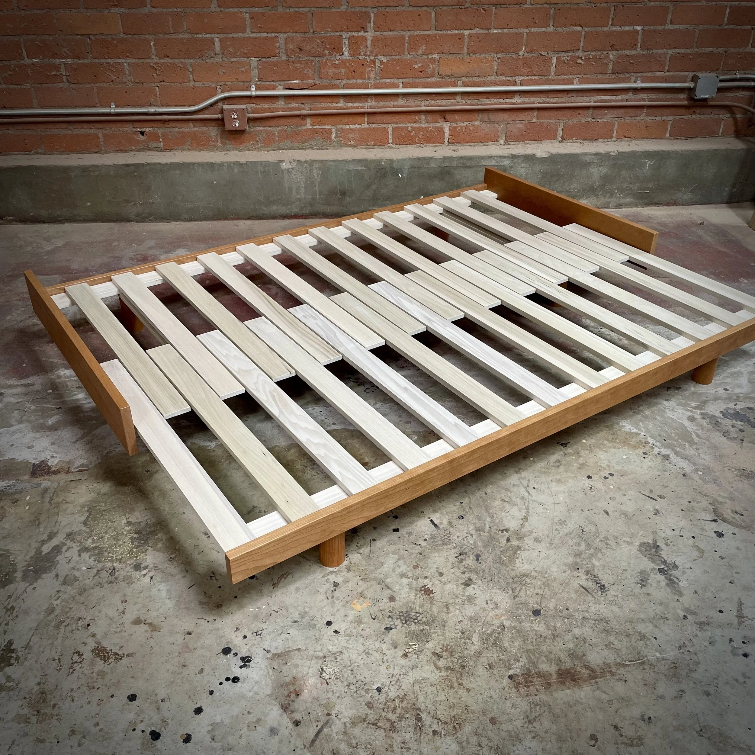 Hanna daybed in cherry with poplar slats