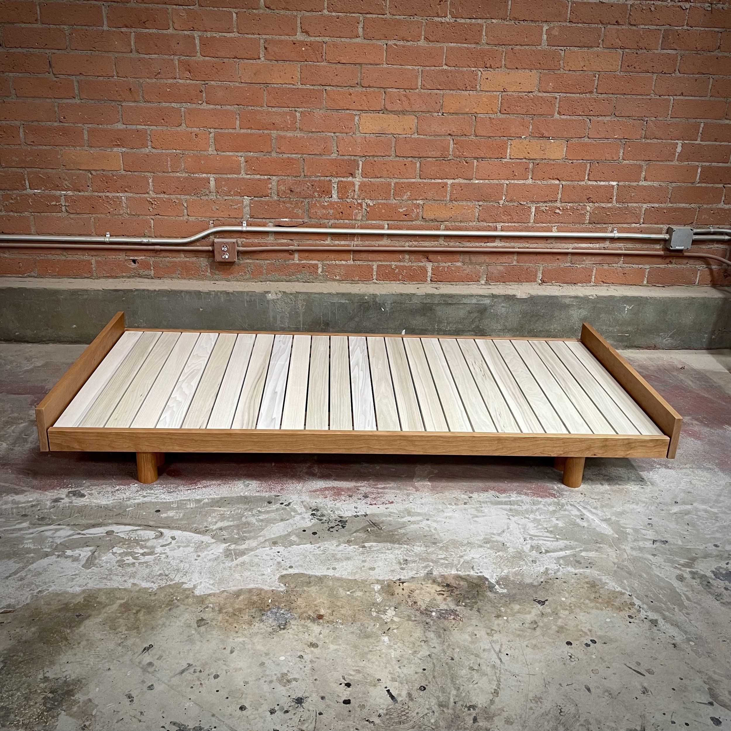 Hanna daybed in cherry with poplar slats