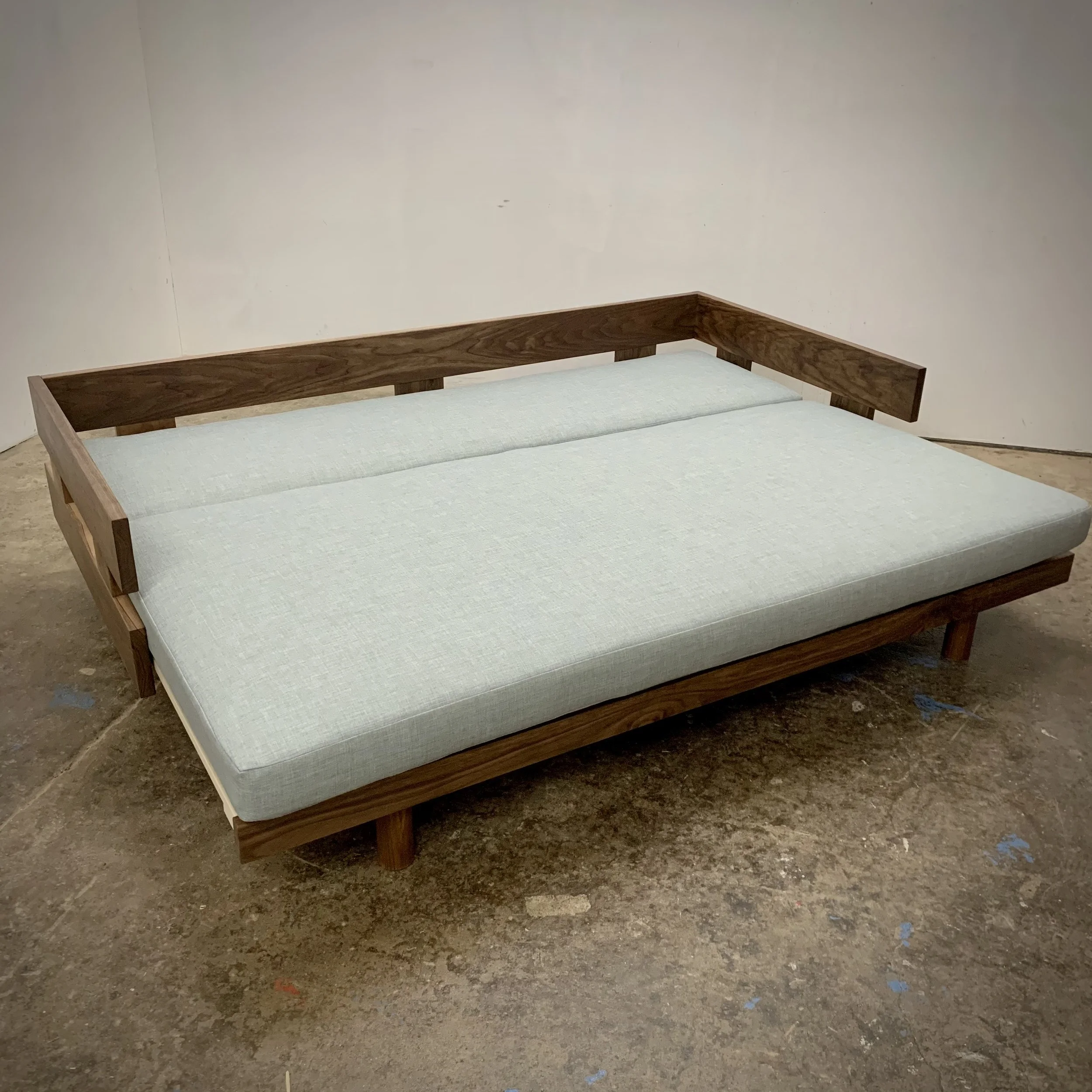 Hanna II in walnut with poplar slats - cushions