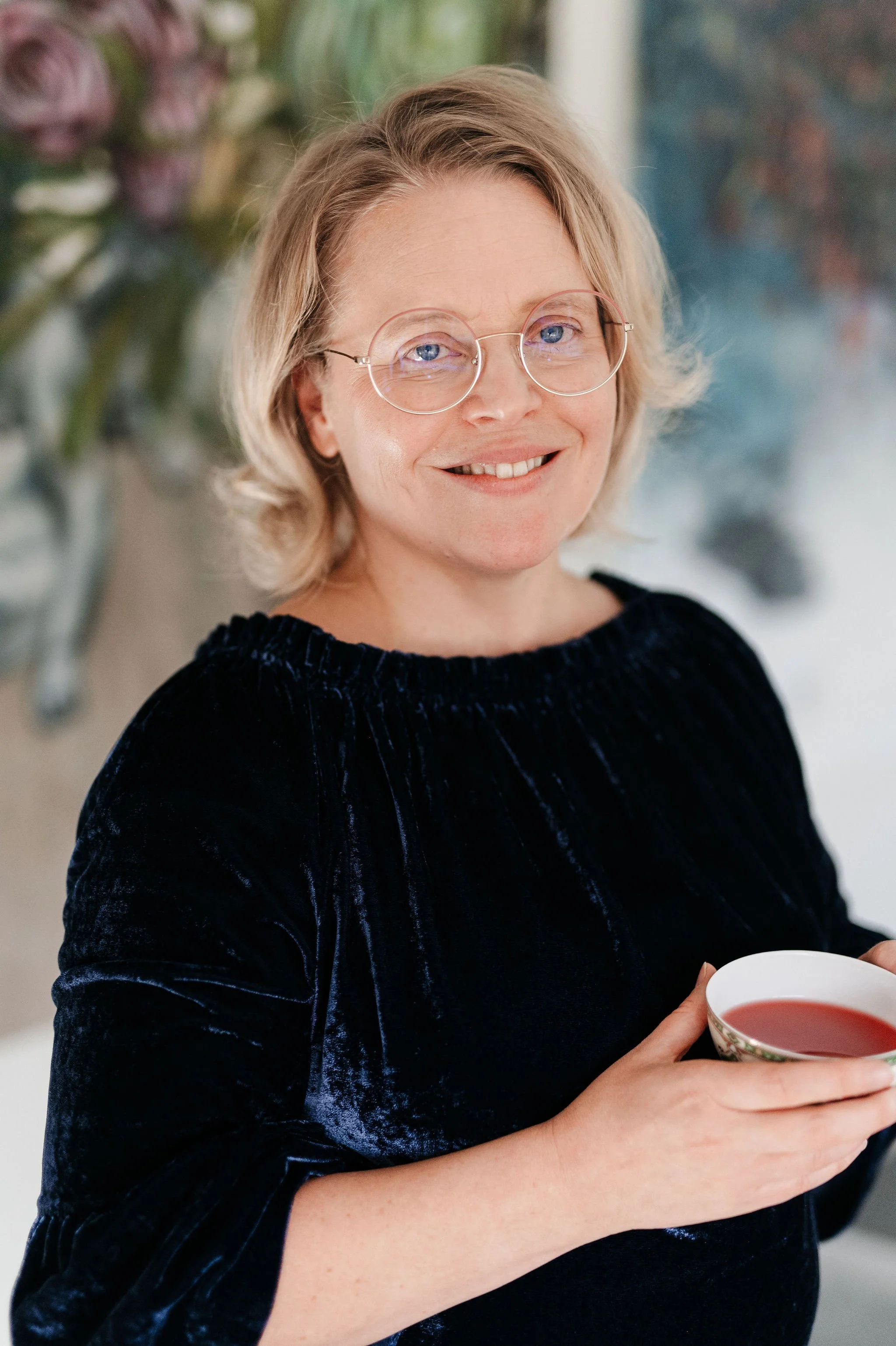 Tarja hymyilee teekuppi kädessä