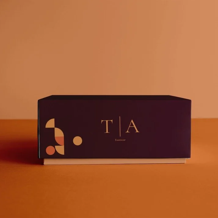 Von der Idee zur Markenwelt – so sieht das bei uns aus:
Slide 1 (Foto Mockup):
🧊 So könnte dein Produkt bald aussehen...
Slide 2-3 (Moodboard):
🎨 Farben. Vibes. Materialien. Deine Markenwelt entsteht.
Slide 4 (Video):
🎥 Ein starker A