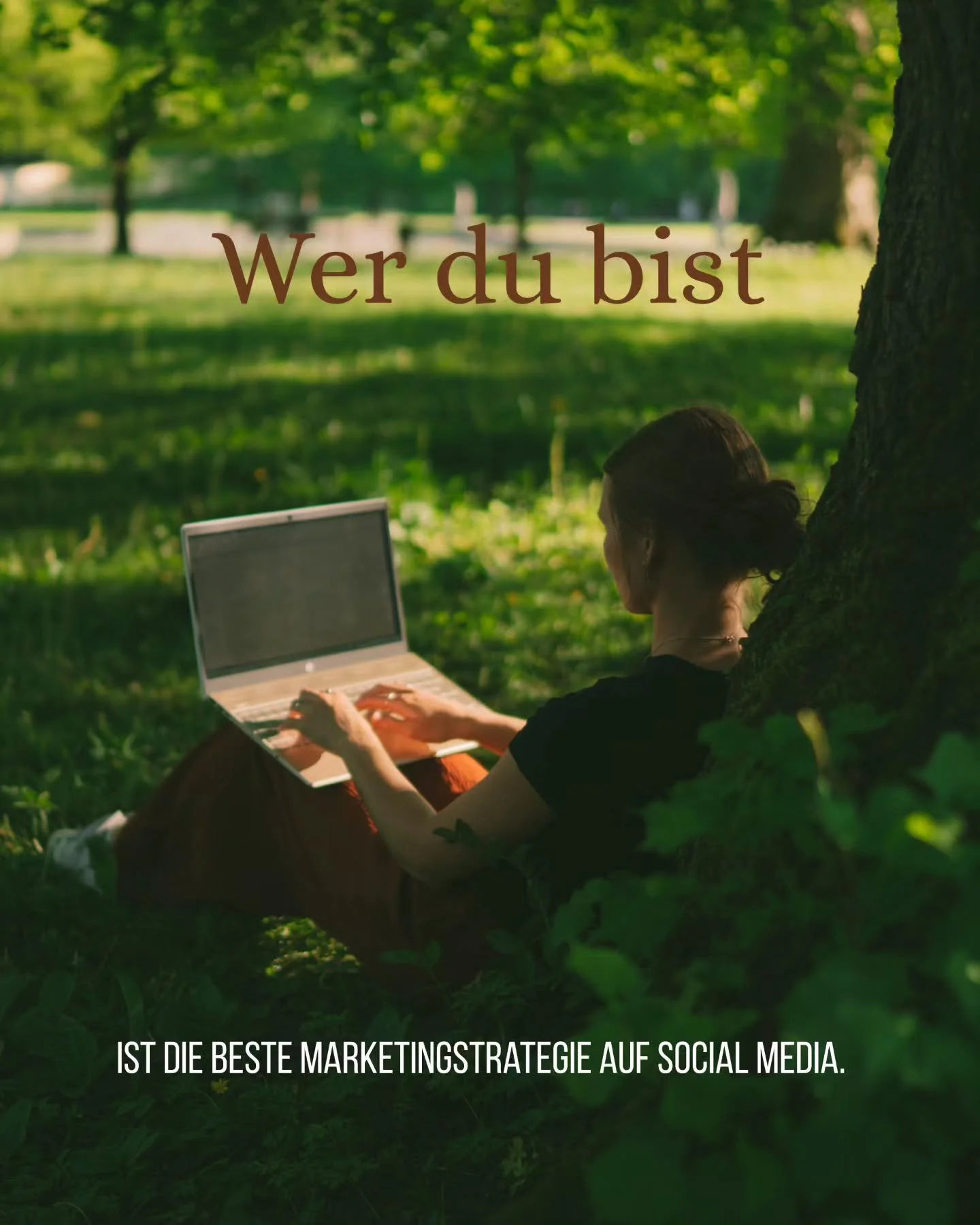 Du musst dich auf Social Media nicht neu erfinden.
Der Alltag steckt voller kleiner Momente, die sich wunderbar in authentische Posts verwandeln lassen.
Dazu eine Prise Kreativität und ein Kaffeelöfferl Technik und schon hat dein Unterneh