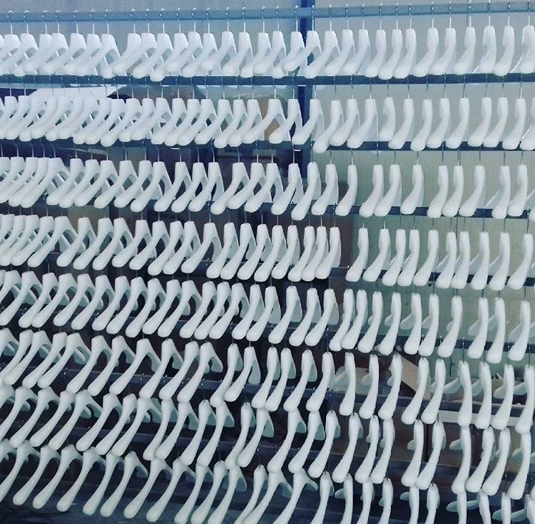 Cintres professionnels de qualité pour boutiques, enseignes de prêt-à-porter, concept stores et franchises – modèles en bois, plastique ou résine, personnalisables avec logo, couleur, forme ou finition. Idéal pour chemises, pantalons, robes, vestes.