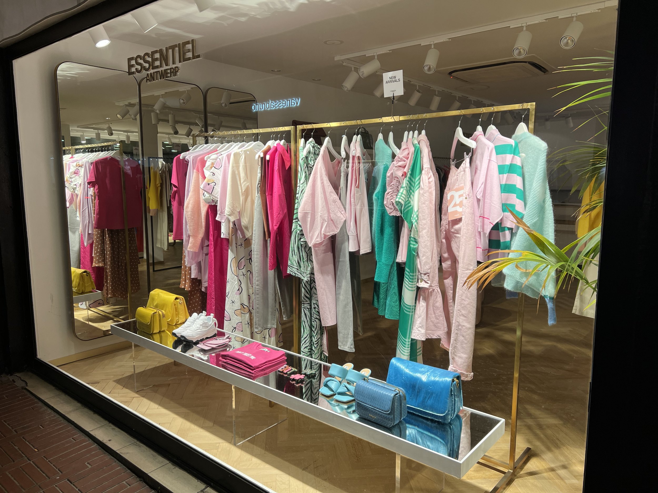 Préparer un salon professionnel : pourquoi les cintres comptent