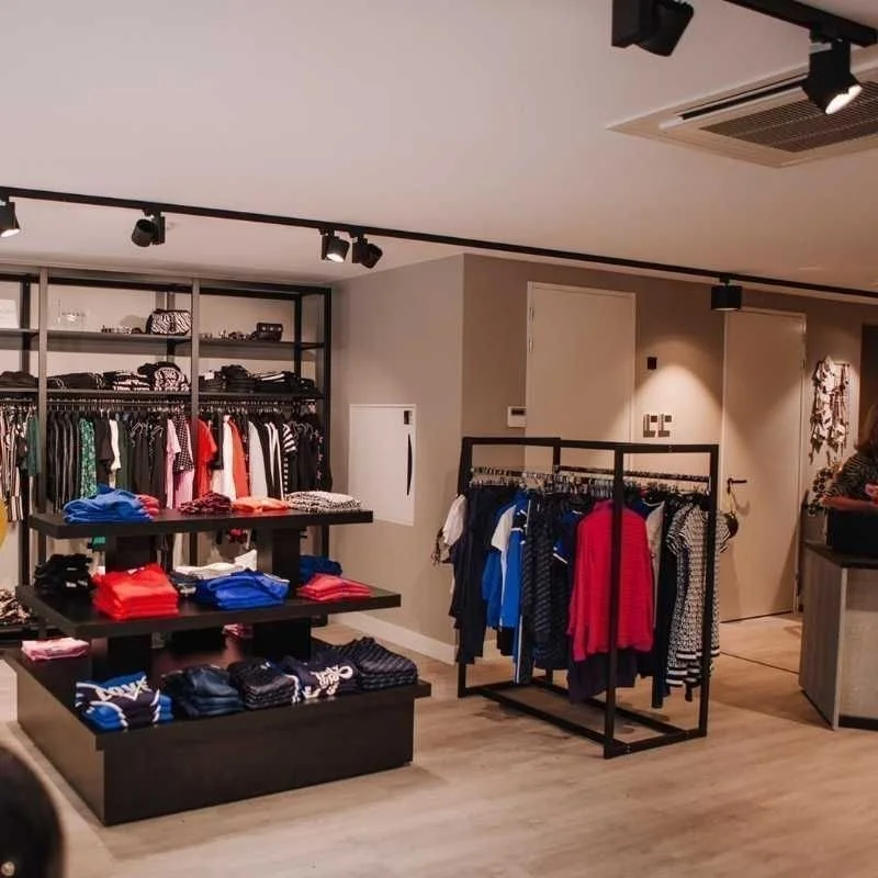 gondole-magasin-noir-avec-etagere-3.jpg
