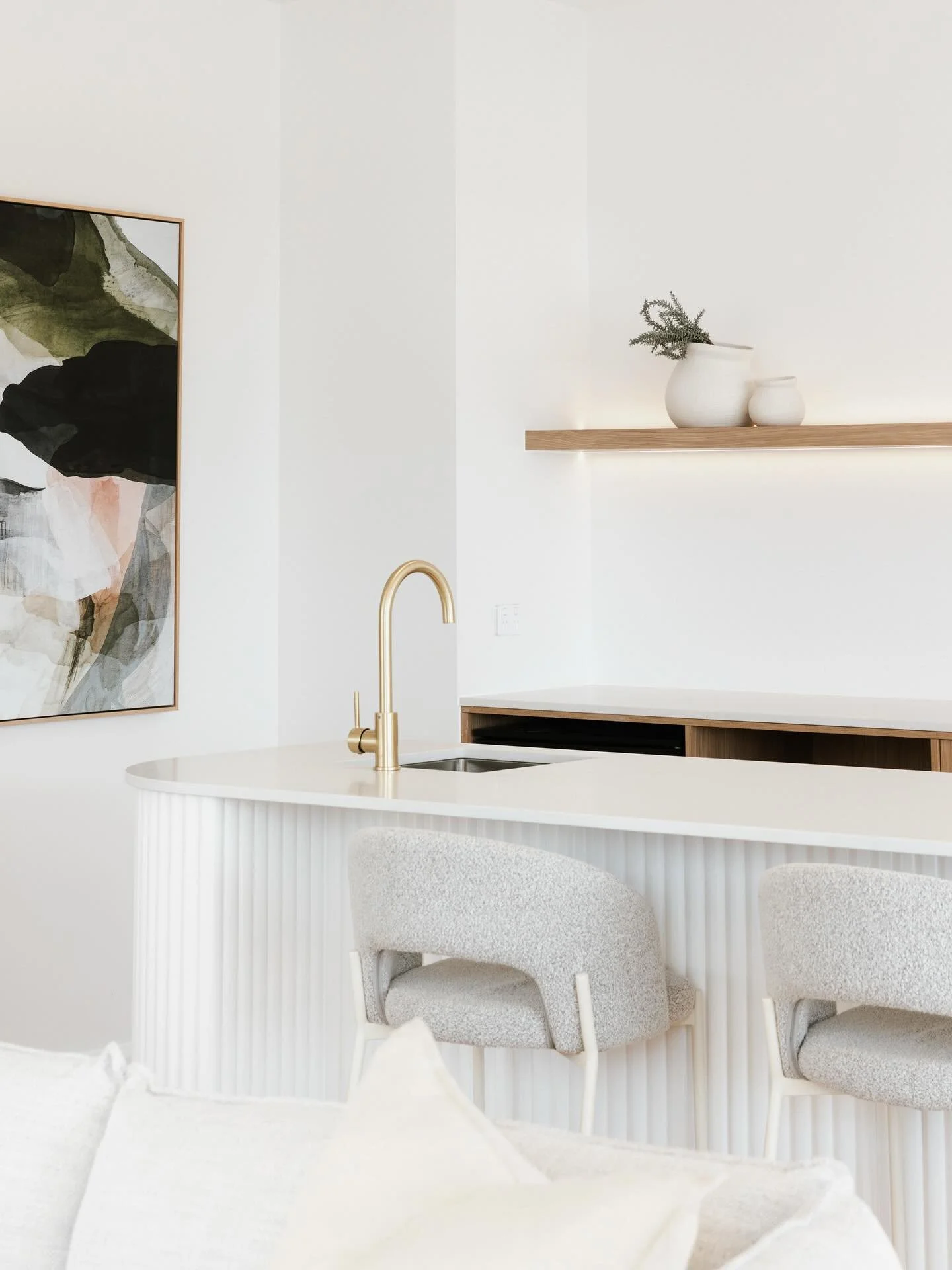This minimalist kitchen proves that less truly can be more. With a refined palette, sleek finishes, and subtle styling touches, the space feels effortlessly elevated.
 
Thinking of selling? Email us at styling@tailoredinteriors.com.au
 
#BrisbaneStyl