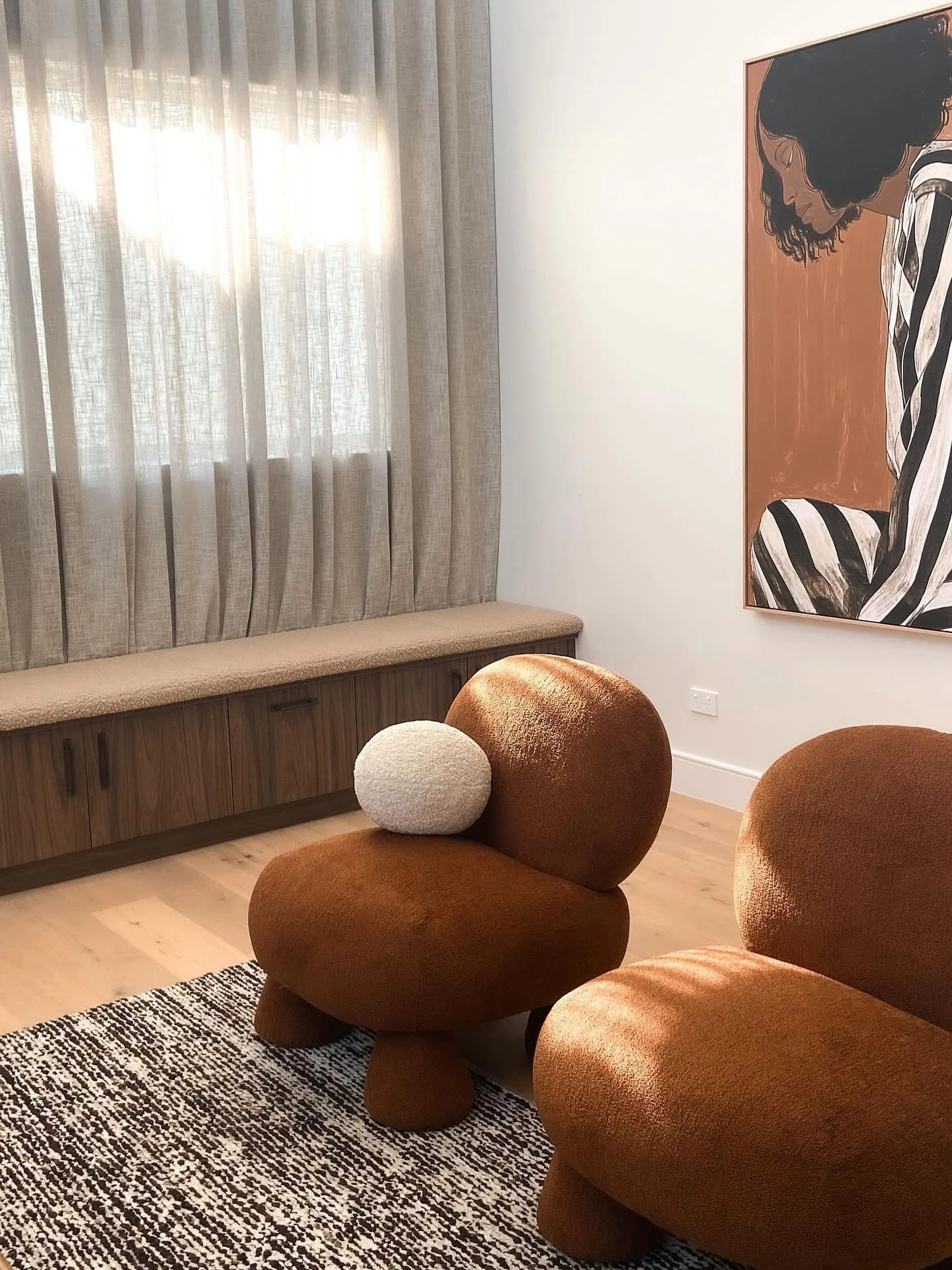 Tailored X Athenry ☘️ 

@tony_odoherty 

#tailoredinteriors #tailored #homestaging #realestateqld #occasionalchair #brisbane #qldpropertymarket #propertystyling