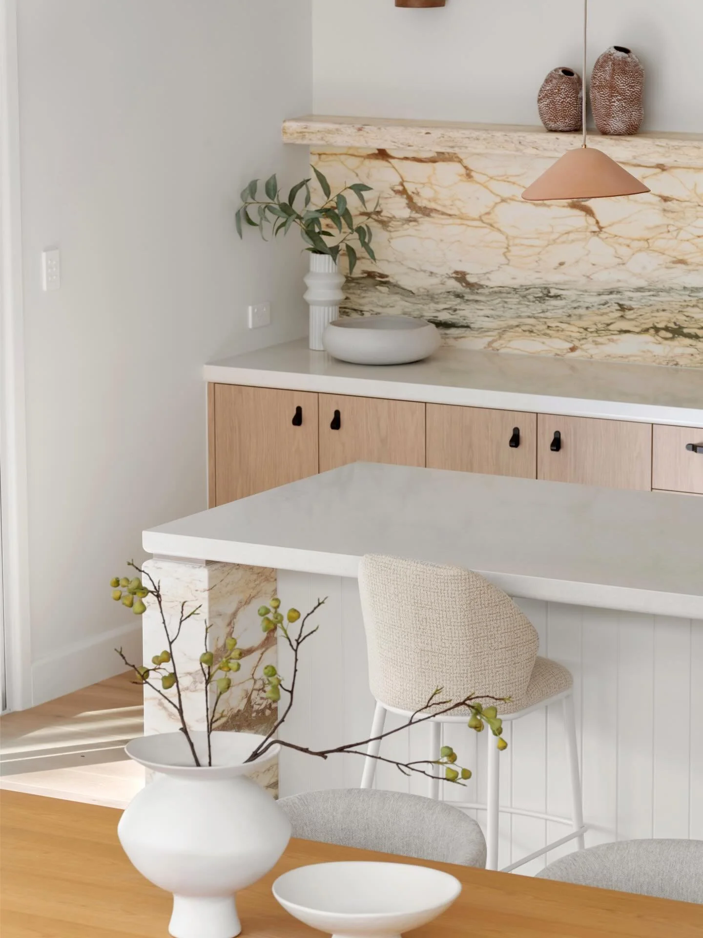 Doing what we love, day after day ☁️ 

Styled by @tailoredinteriorsau 

#tailoredinteriors #propertystyling #kitcheninspo #brisbanestaging #staging