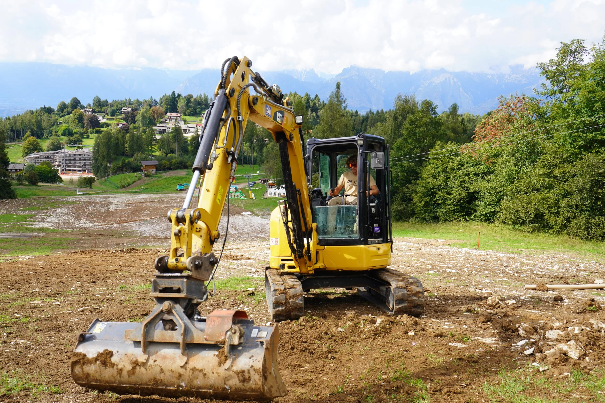 preparazione piste da sci, scavi, livellamenti superficiali, scavi pista da sci, scavatore