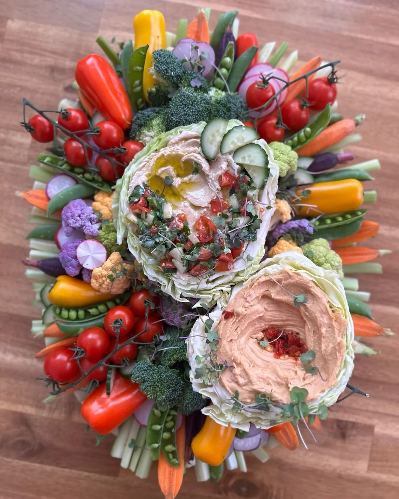 Fell so in love with this crudit&eacute; board and already have so many more ideas for new designs with incredible hummus combinations!

#charcuterieboard #5280eats #vegetarian #freshfood #denvercolorado