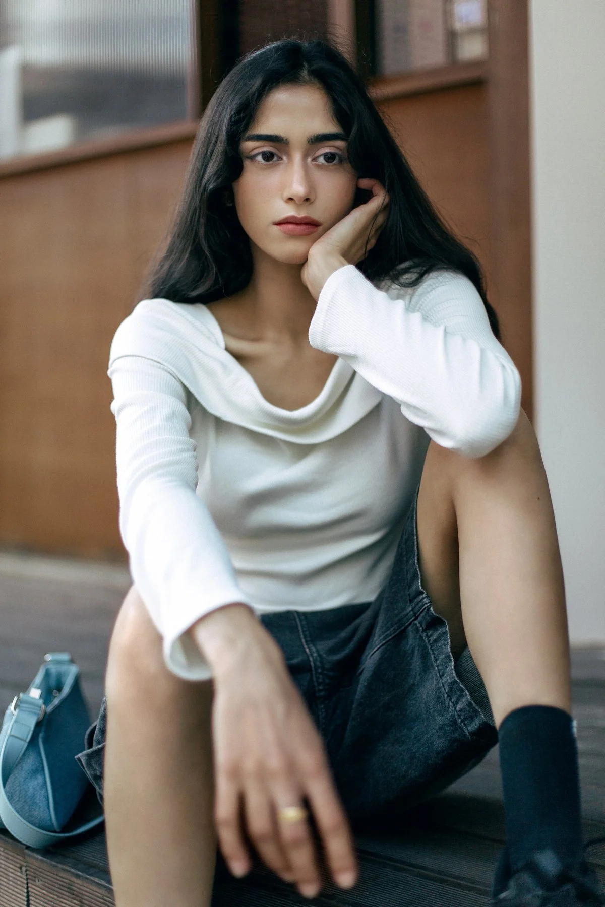 Portrait de femme en haut blanc, séance photo mode par Mélissa Pottier, photographe Paris