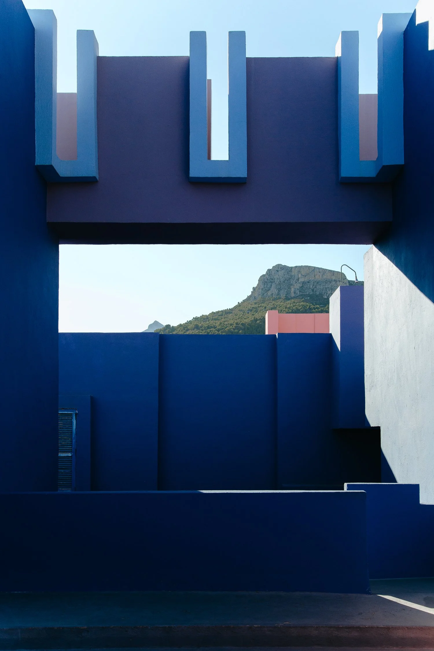 Architecture bleue géométrique paysage montagne éditorial – Mélissa Pottier