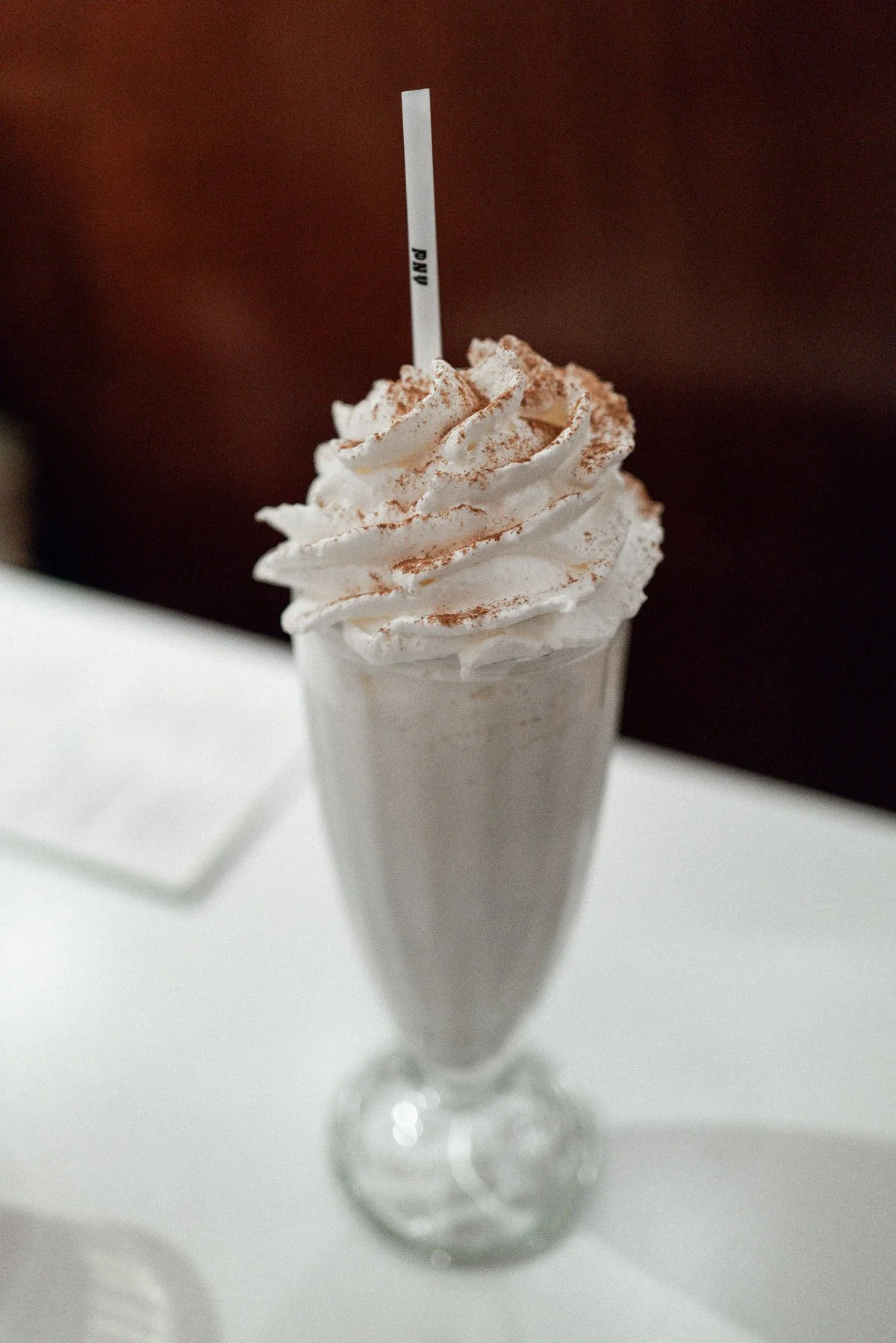 Photo culinaire d'un milkshake chantilly, shooting food & boisson par Mélissa Pottier photographe Paris