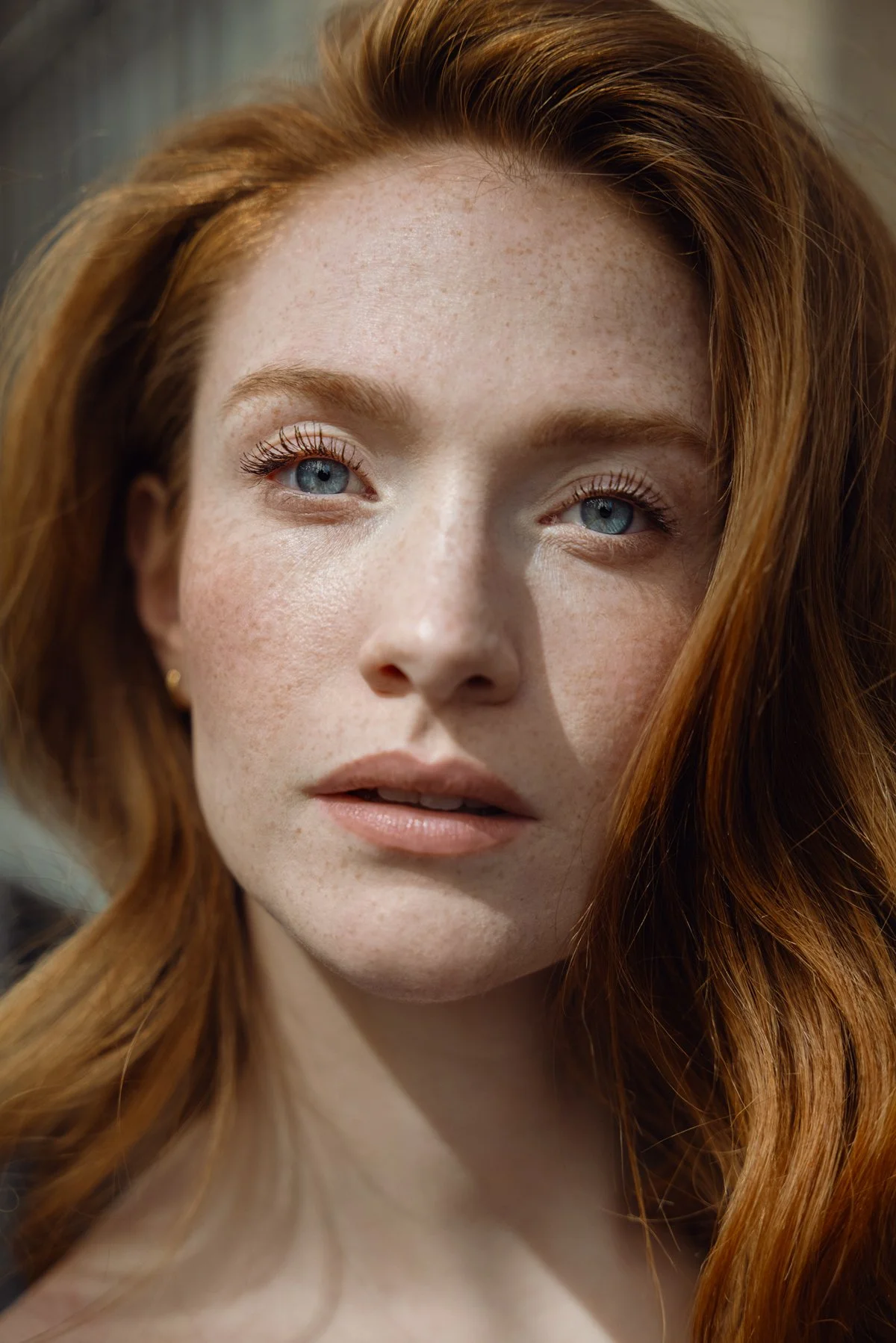 Portrait d'une femme rousse aux yeux bleus, Amandine
