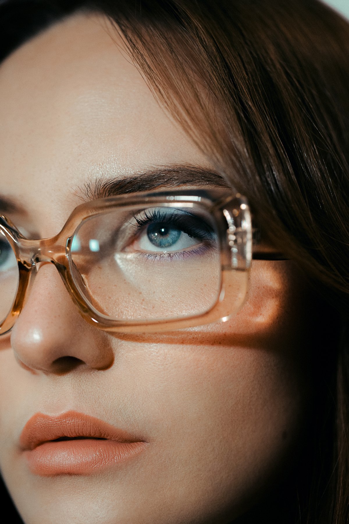Portrait beauté gros plan femme aux lunettes oversize pêche transparente, shooting beauté mode par Mélissa Pottier photographe Paris