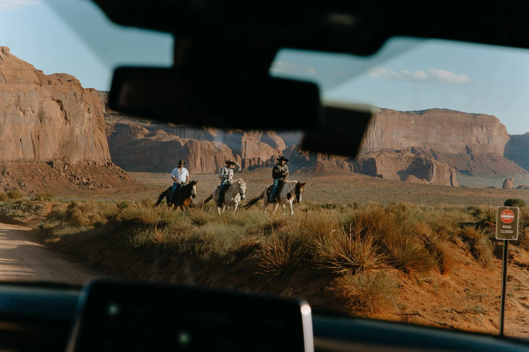 Road trip en voiture dans le désert américain, photo voyage lifestyle par Mélissa Pottier photographe Paris