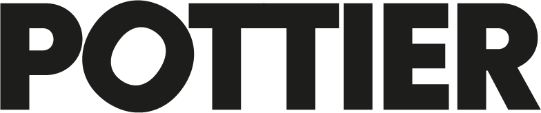 Le nom de famille de la photographe Mélissa Pottier, 'POTTIER' écrit en gros caractères noirs.