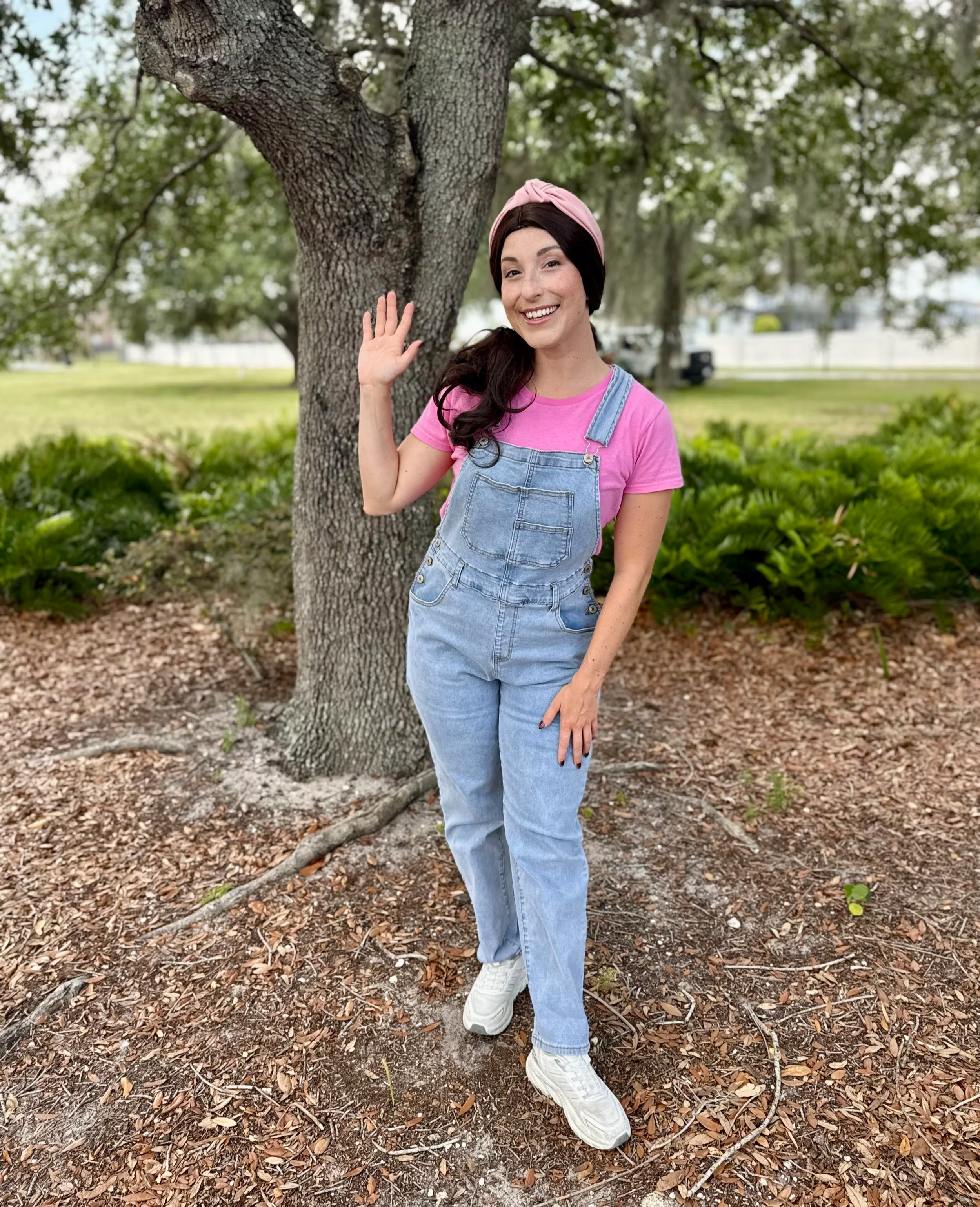 Ms. Rachel-inspired children's entertainer singing and interacting with kids at a birthday party.