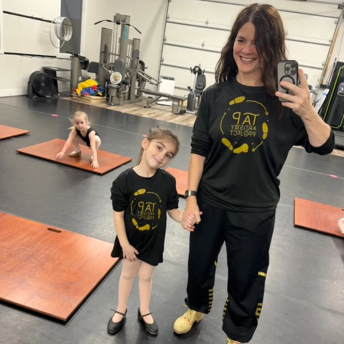 Here&rsquo;s a sweet smile to brighten your day 💛 

We showed up to rehearsal twinning in our Tap Artistry Project shirts. Not sure who was enjoying it more! 

#TapArtistryProject
#TwinningAtTap
#TinyDancerBigJoy
#PreschoolTap
#DanceTeacherMoments