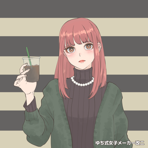 Une fille aux cheveux roses tient une boisson dans un gobelet en plastique, avec un fond à rayures horizontales beige, noir et gris.