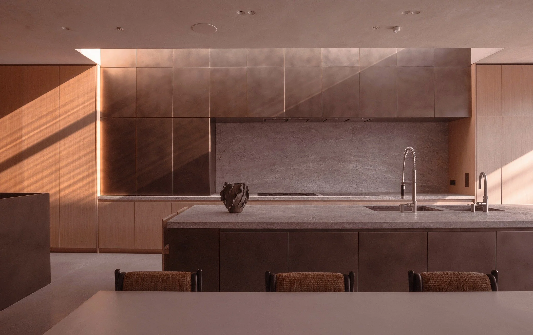 Kitchen
TRANSFORMATION OF A HOUSE 
FULHAM, LONDON 
Photo: @juli.richter.photography 
Architecture: @julian_loeffler_architect
Joinery: @daviesshaw
Carpets and textiles: @fj_hakimian 
Furniture: @hamrei