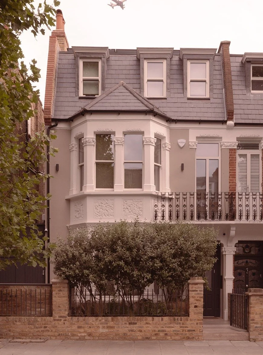 front fa&ccedil;ade not giving it away
TRANSFORMATION OF A HOUSE 
FULHAM, LONDON 
Photo: @juli.richter.photography 
Architecture: @julian_loeffler_architect
Garden: @ameliabouquetgardendesign