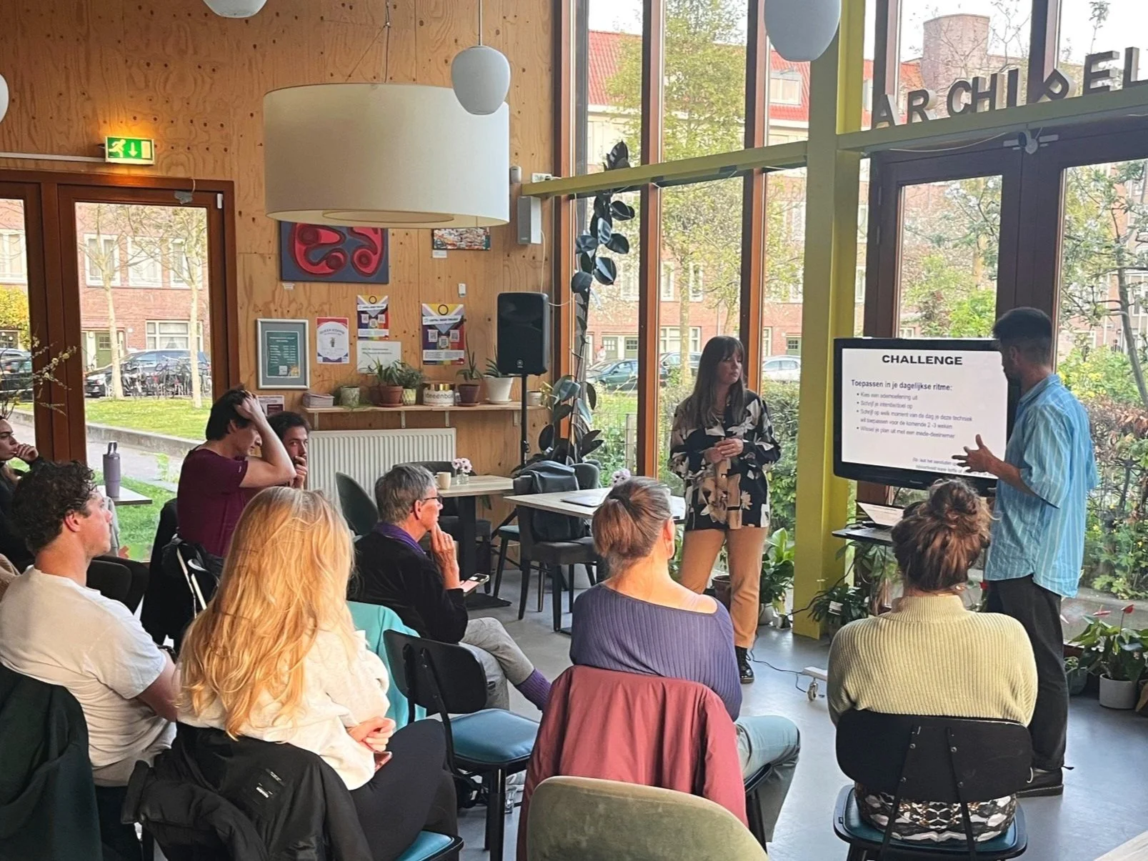 Ademworkshop, breathworkshop, in Amsterdam buurthuis in oost, sociaal project voor buurtbewoners. Laagdrempelige workshop over ademtechnieken en werking van de adem in combinatie met stress
