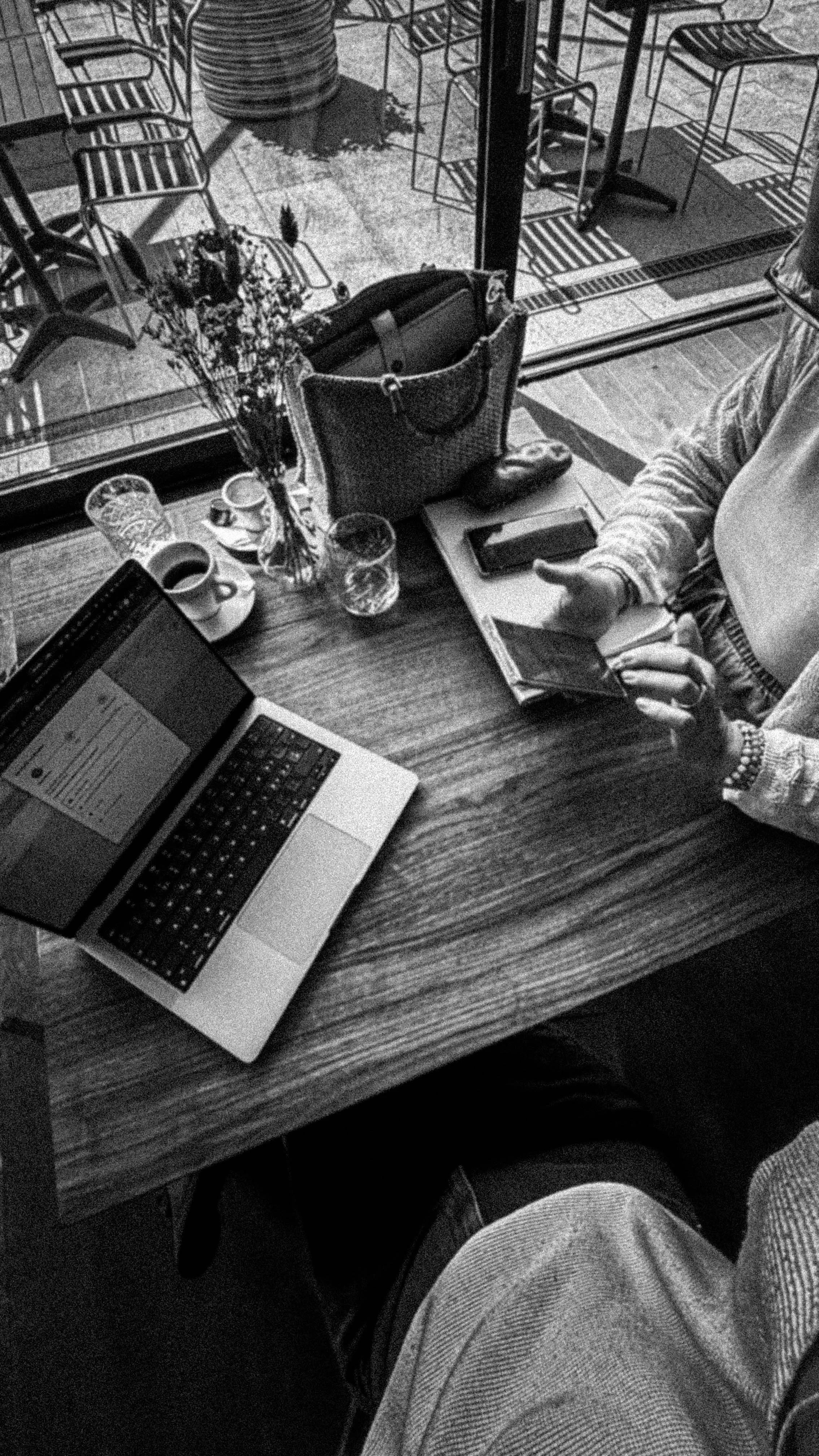 Meeting mit Laptop an einem Tisch