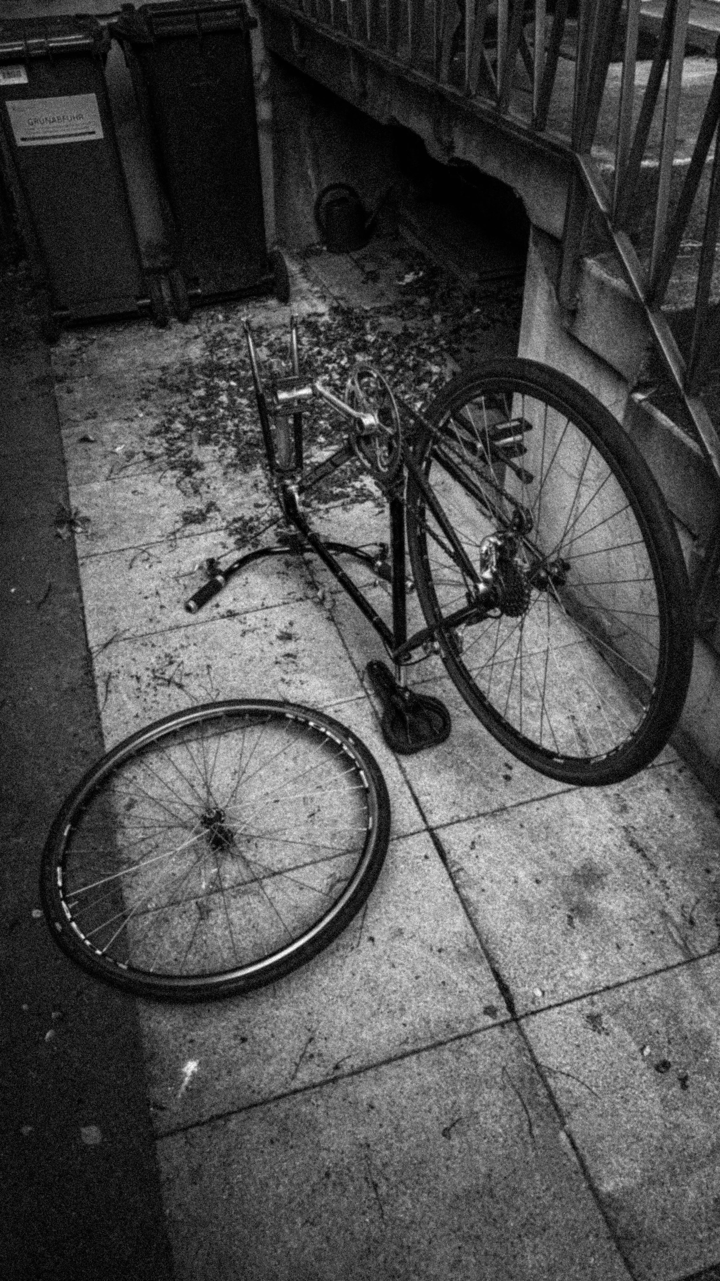 Auf Kopf gestelltes Fahrrad mit plattem Reifen