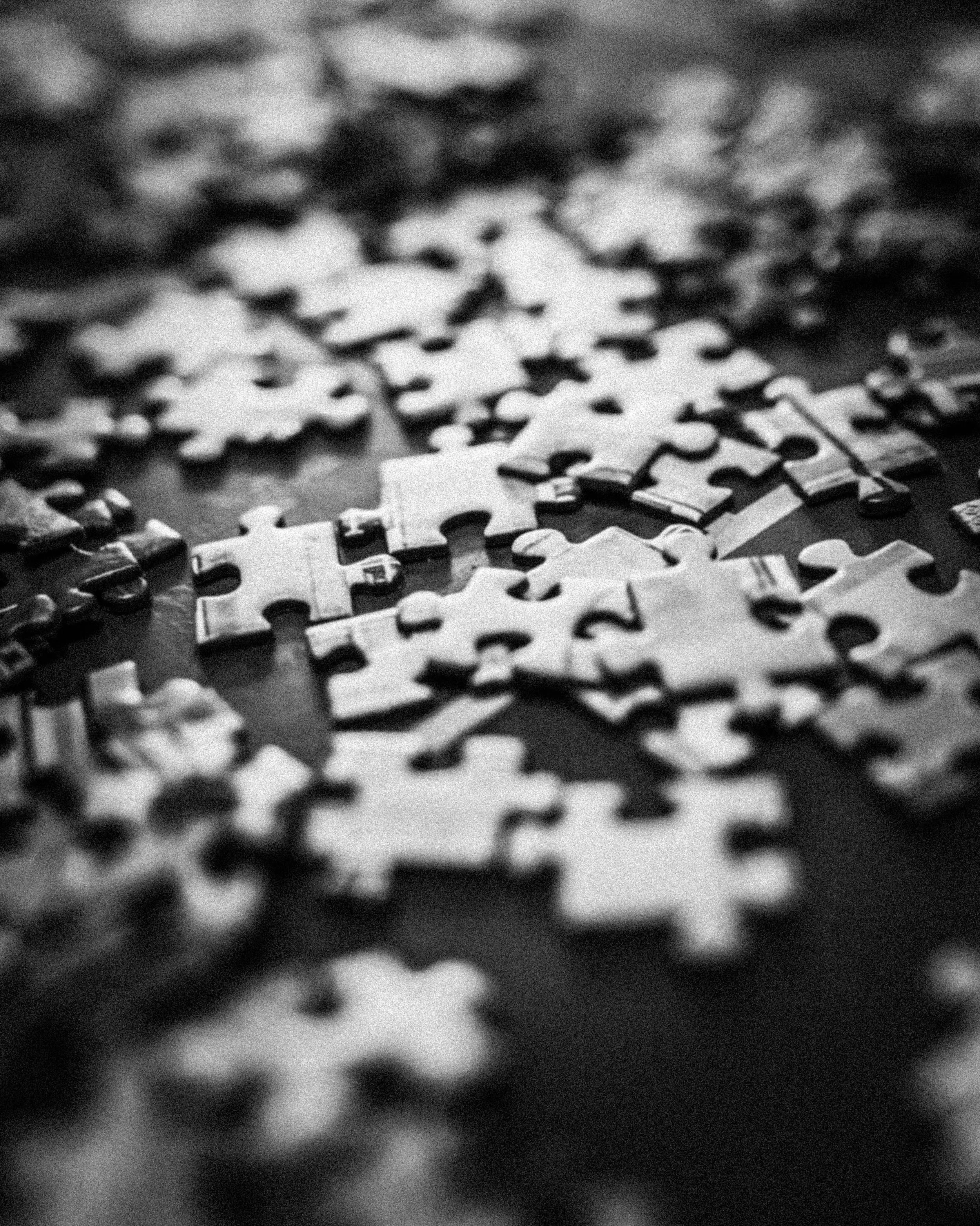 Schwarz Weiss Bild von Puzzleteilen