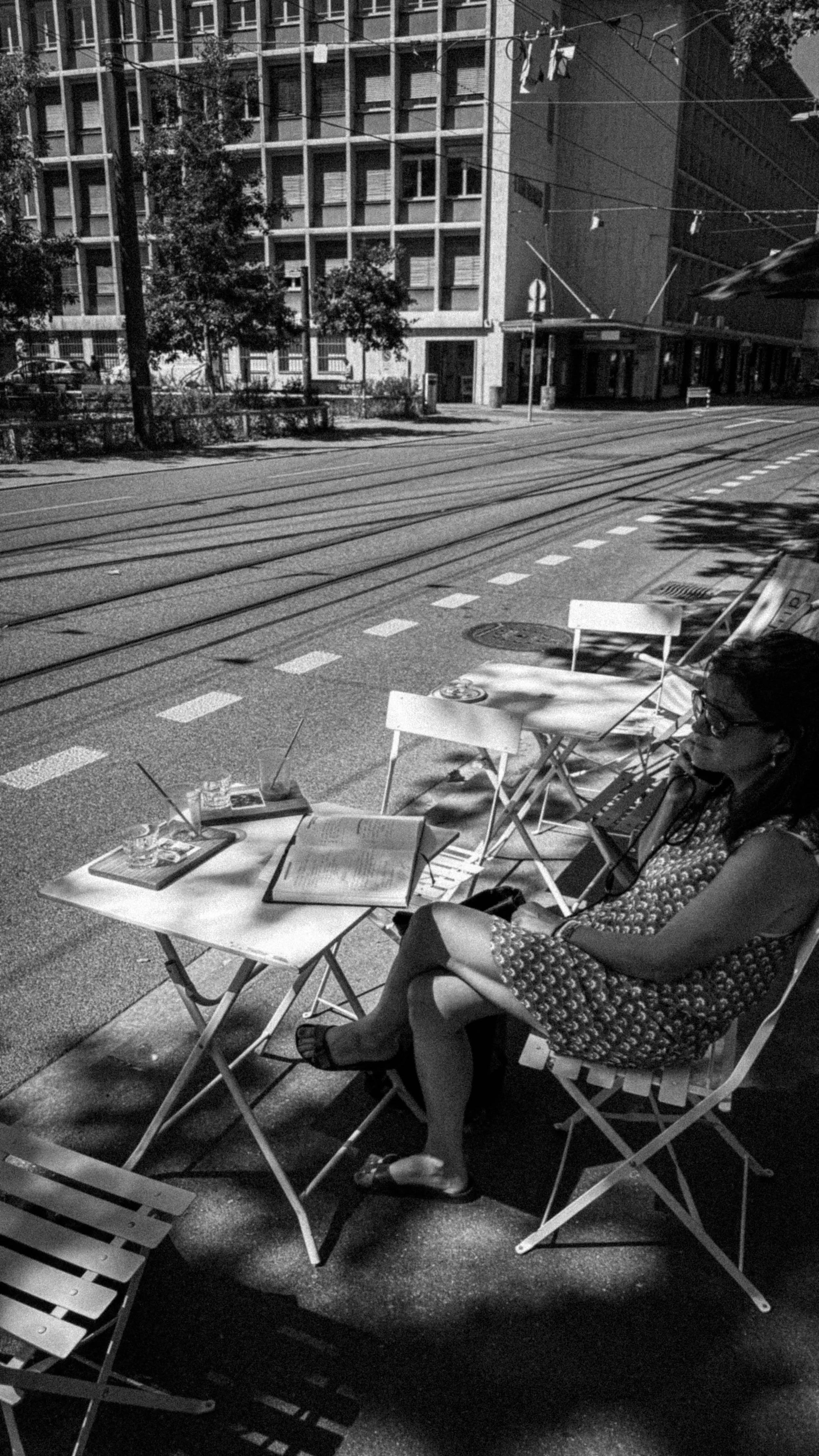 Frau an einem Tisch mit Telefon am Ohr
