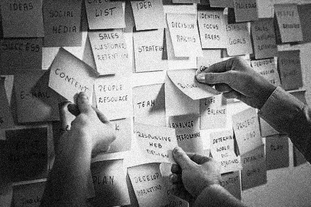 Wand voller Post Its