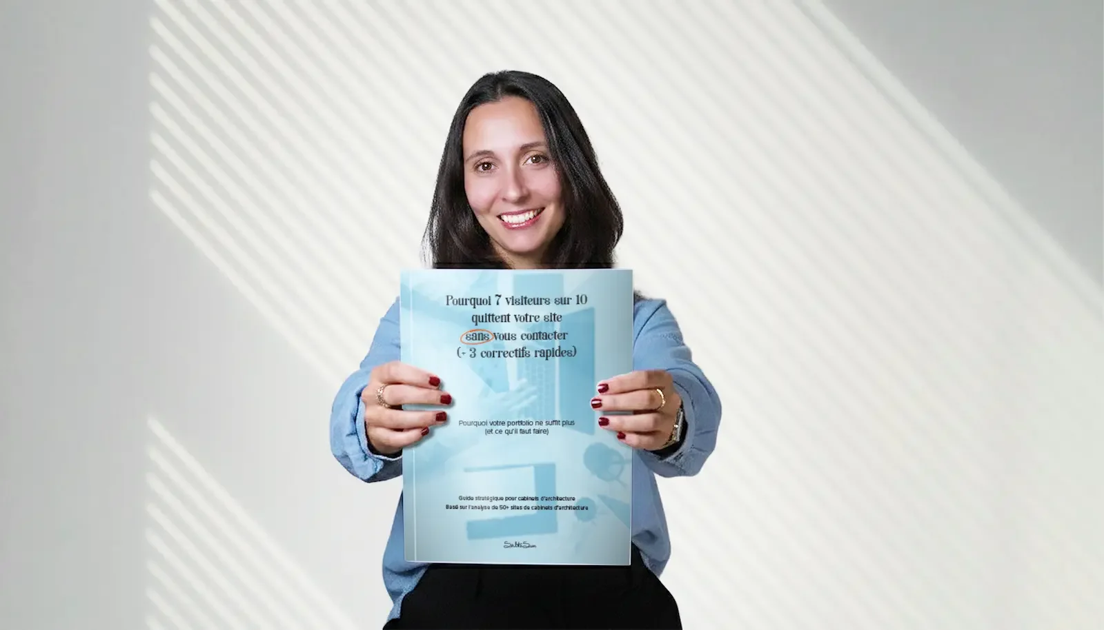 Femme aux cheveux bruns montrant une brochure pour architectes intitulée "Pourquoi 7 visiteurs sur 10 quittent votre site sans vous contacter"