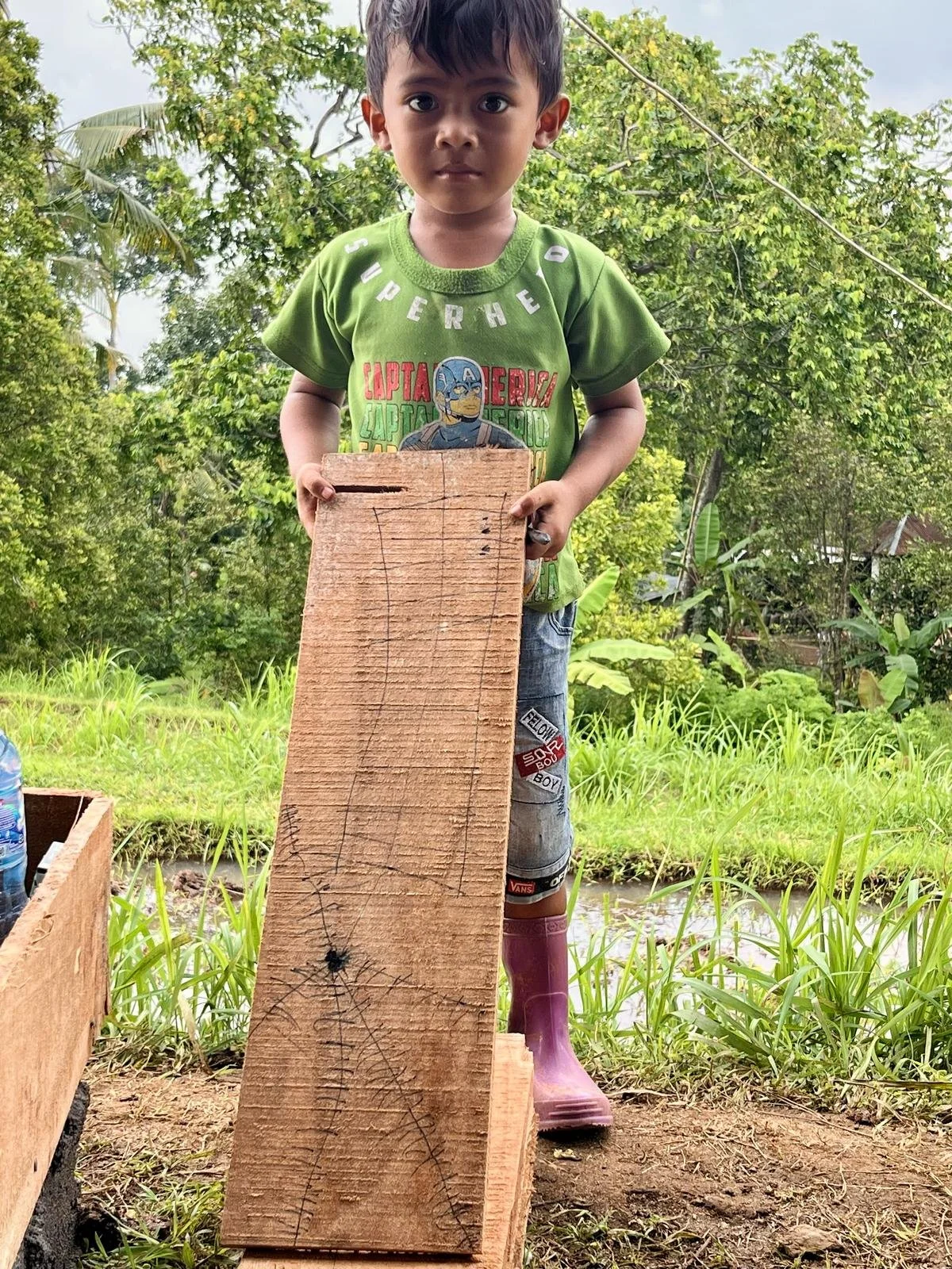 Balinesischer Junge beim Basteln