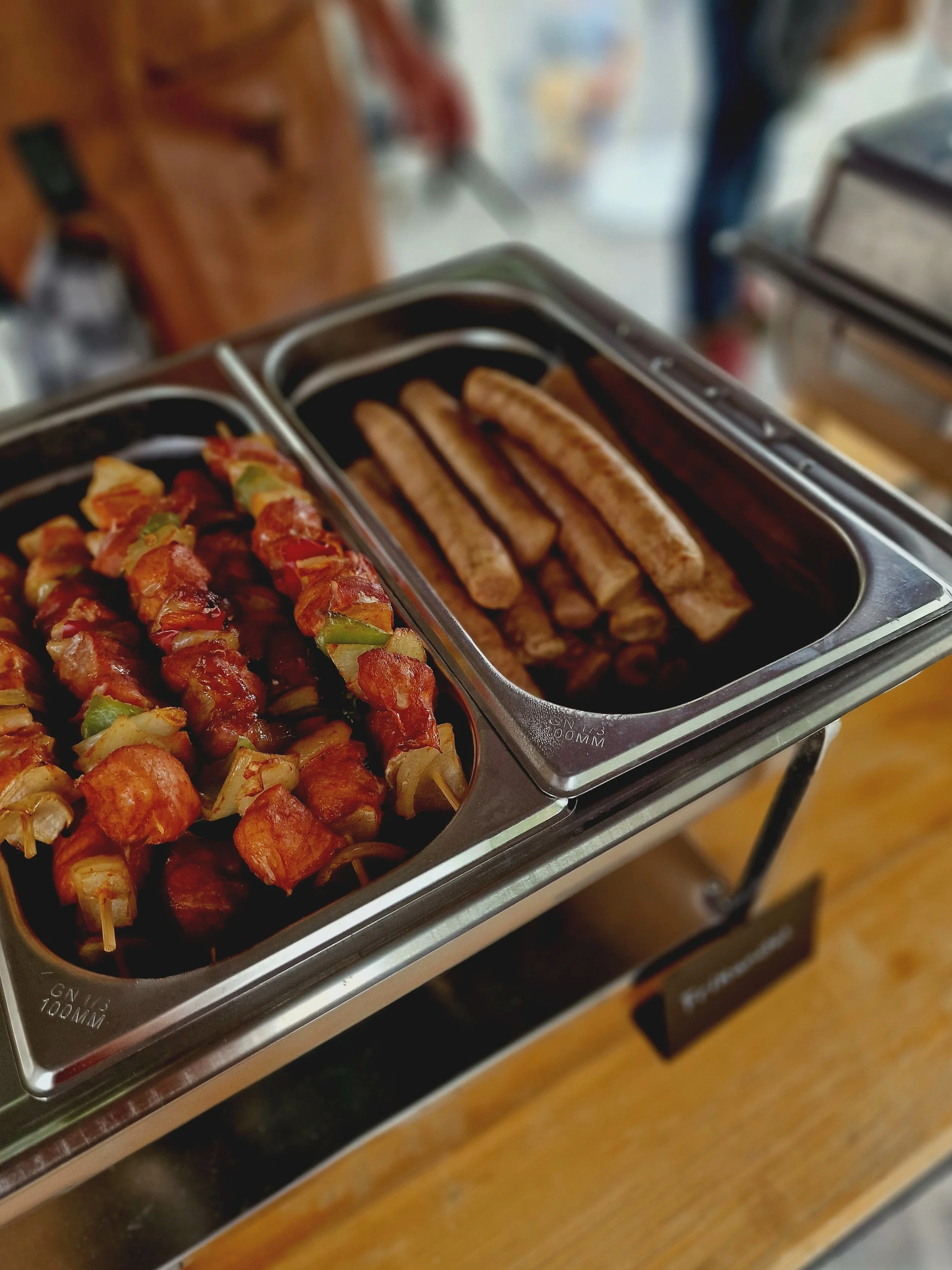 Buffet met spies en gebakken stukjes vlees of tofu.