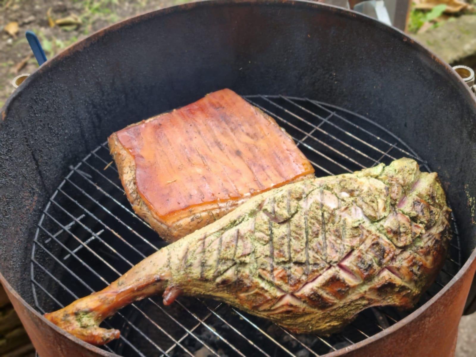 Varkensvlees en lammetje op de barbecue