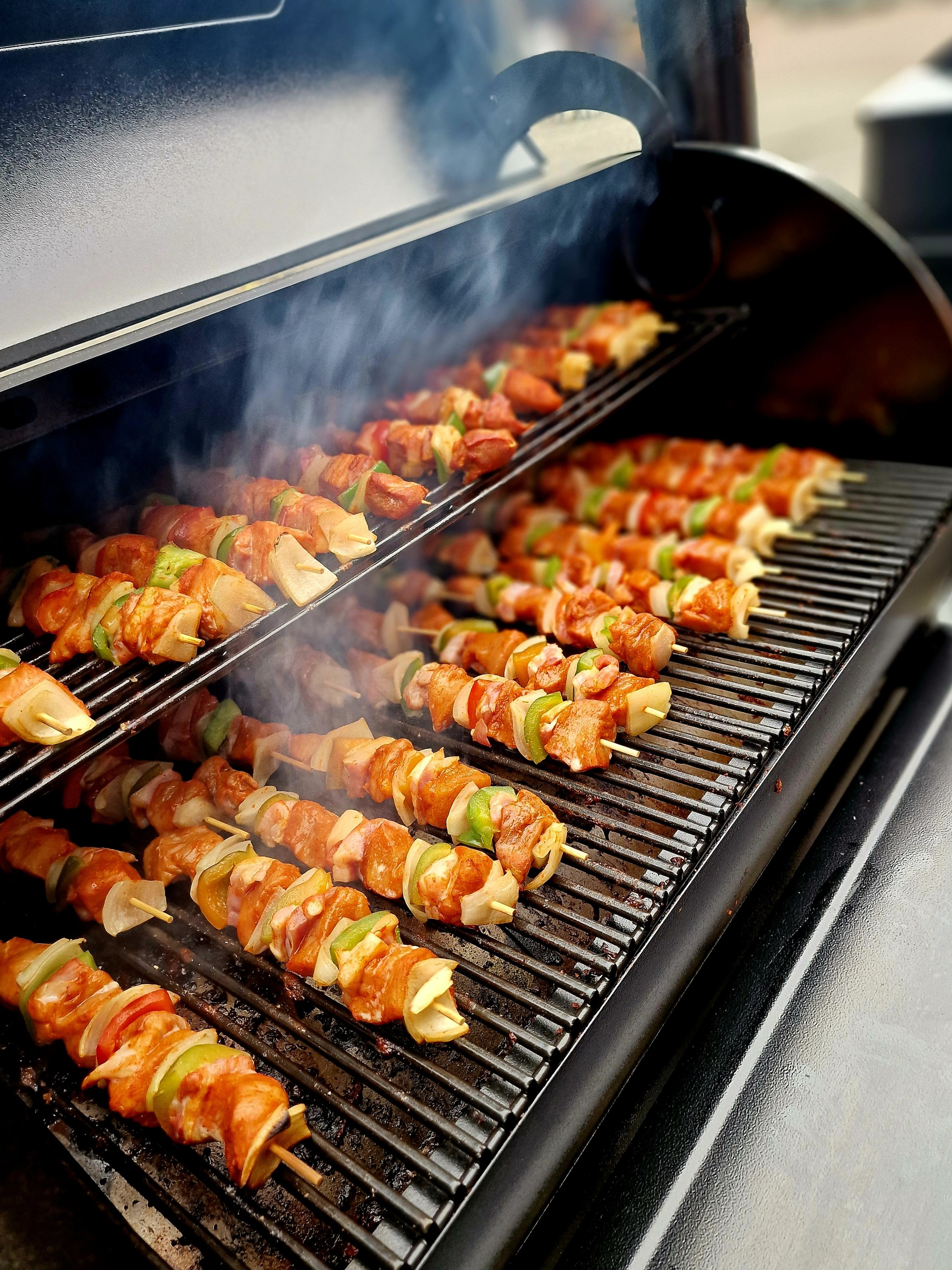 BBQ met spieskebab met kip, groenten en kipfilet.