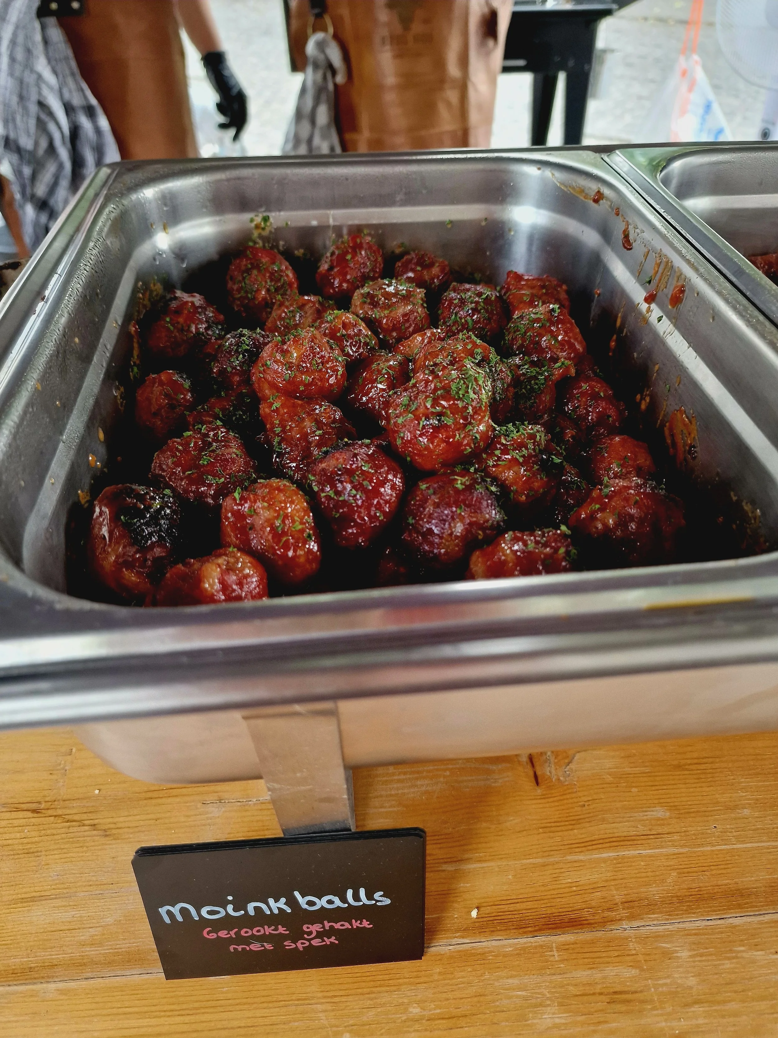 Gestoofde vleesballetjes met een rokerige saus en verse kruiden, in een chafing dish