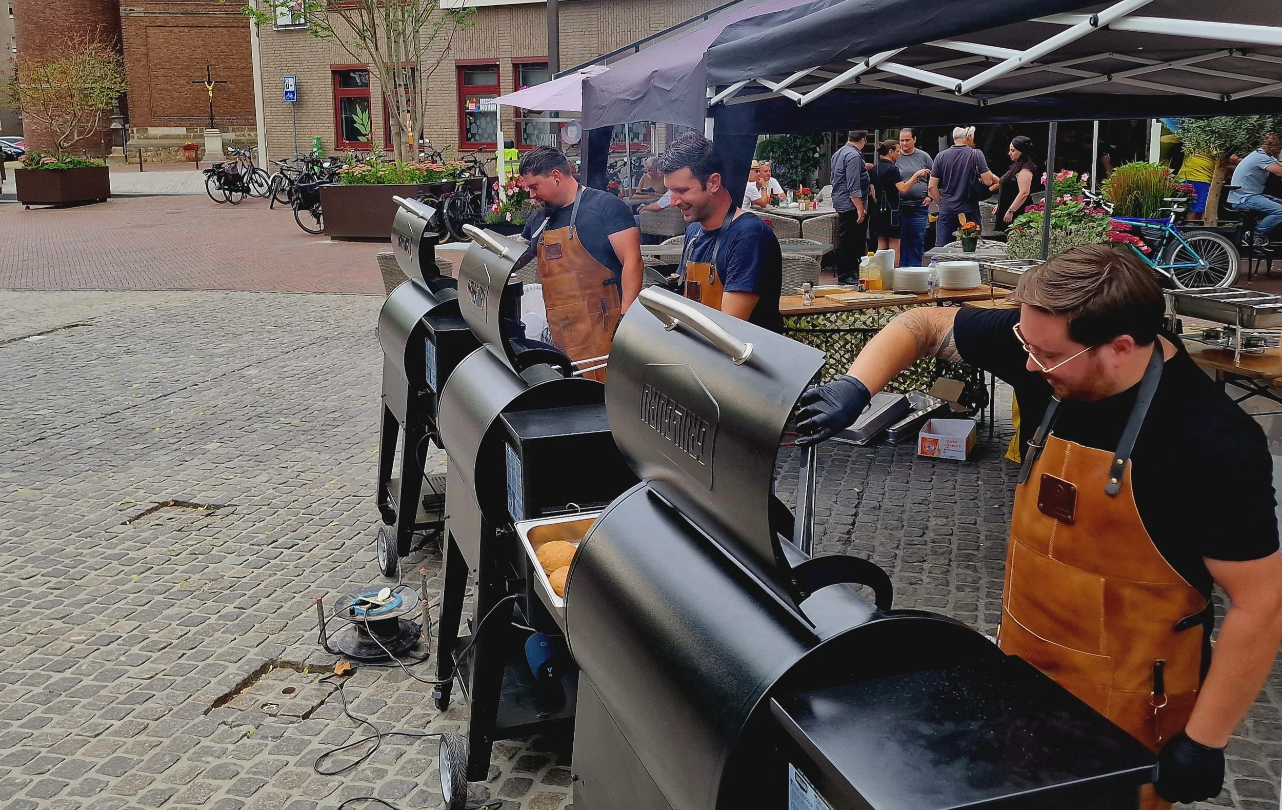 Mensen die op een gerookte barbecue in een openbare ruimte barbecueën
