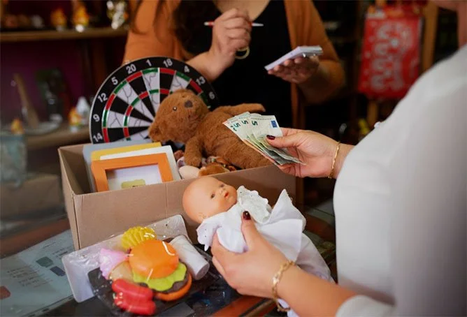 Front view woman selling item01reduit.jpg