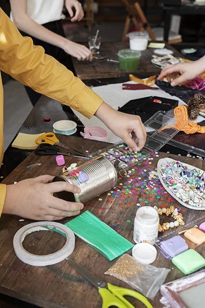 jeune-enfant-faisant-un-projet-de-bricolage-a-partir-de-materiaux-recycles (1)reduit.jpg