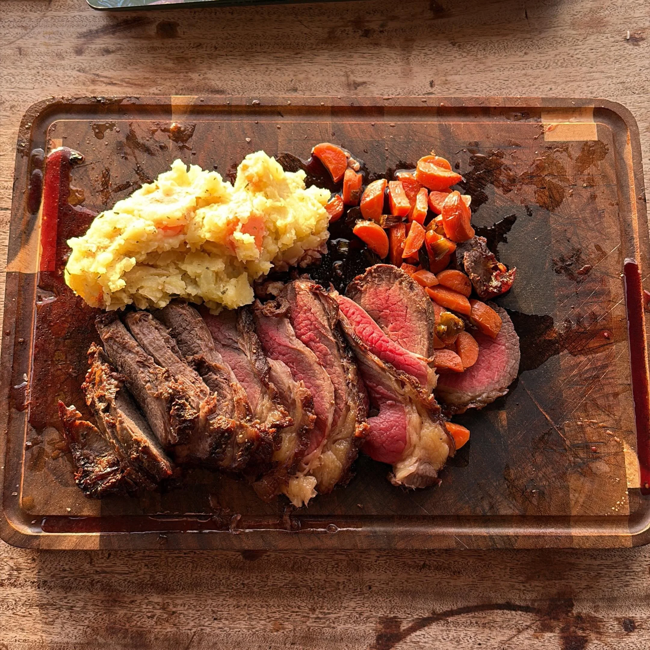 Silverside roast done in the airfryer -

Seasoned heavily in sea salt with black pepper and olive oil.
Cooked at 200c for 10 mins, checked and turned and reduced heat to 185c for remaining 15 mins.
Carrots cooked in honey, olive oil and a pinch of se