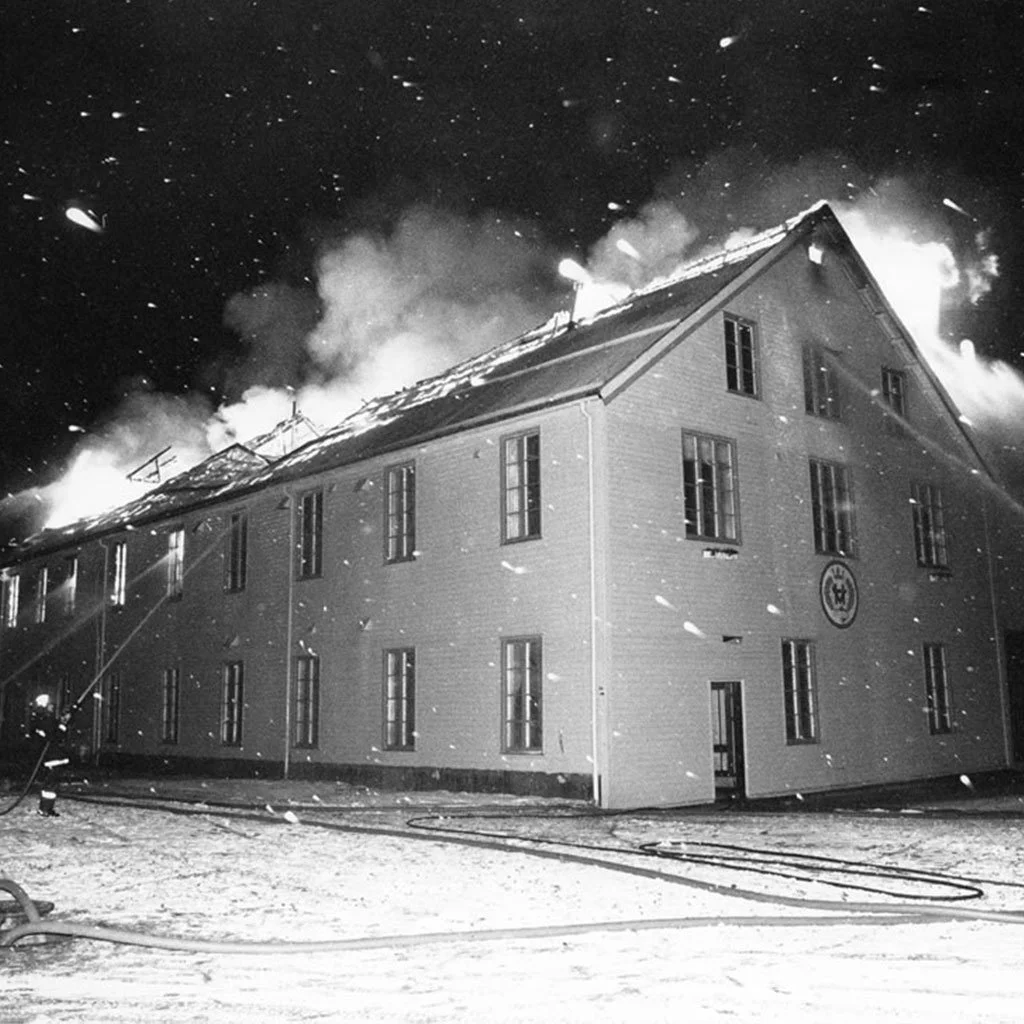 Bildet viser fabrikk-bygget til Vesteraalens i full fyr. Mye historisk material gikk dessverre tapt i brannen.