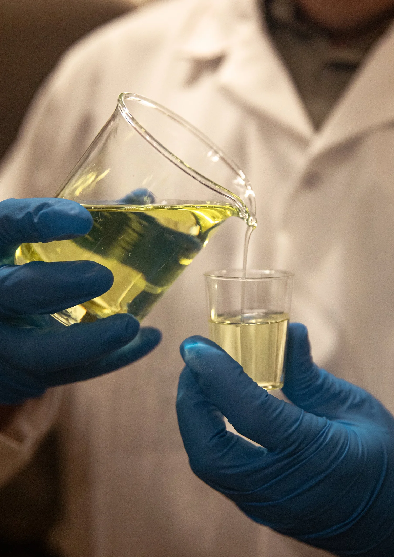 Torskeleverolje helles i laboratorieglass