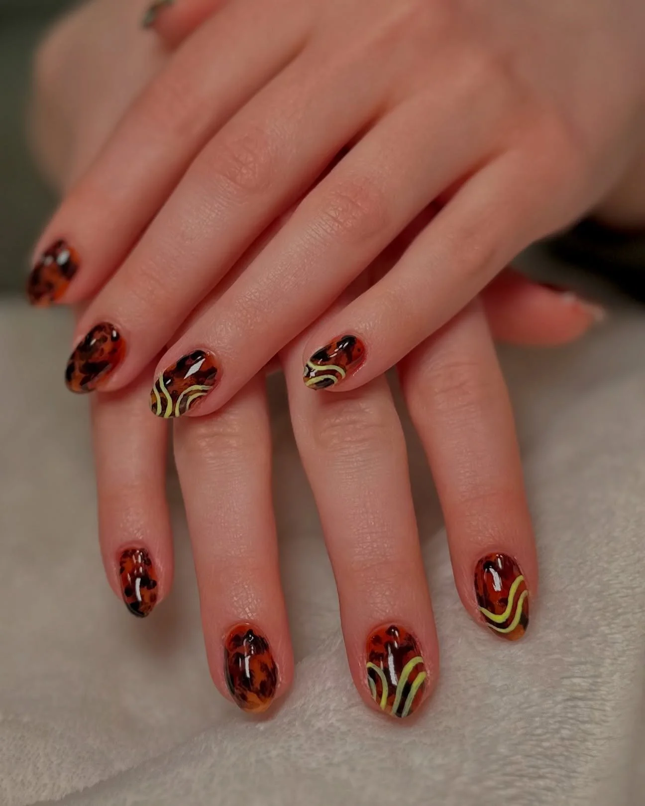🐢🐢🐢🐢🌟

I literally just color corrected these, I didn&rsquo;t retouch them at all, Maddie should be a hand model, right?????????????? Anyway we invented friendship thumbs today, swipe to see what that means.

#perfecthands #gelnails #structuredg